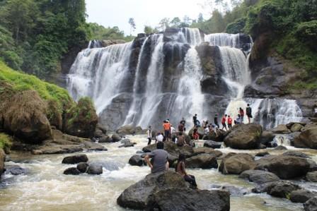 Tempat Wisata Air Terjun Curug Sembilan Bengkulu, 1. Pantai Panjang, 2. Tempat Wisata Sejarah Rumah Pengasingan Bung Karno, 3. Tempat Wisata Sejarah Benteng Marlborough Bengkulu, 4. Tempat Wisata Pantai Tapak Paderi Bengkulu, 5. Berwisata ke Kota Curup Bengkulu, 6. Tempat Wisata Danau Dendam Tak Sudah Bengkulu, 7. Tempat Wisata Danau Mas Harun Bastari Bengkulu, 8. Tempat Wisata Sejarah Museum Negeri Bengkulu, 9. Tempat Wisata Alam Bukit Kaba Bengkulu, 10. Berwisata ke Pulau Tikus Bengkulu, 11. Wisata Alam Sungai Air Berau Bengkulu, 12. Wisata ke Habitat Bunga Rafflesia Arnoldii Bengkulu, 13. Tempat Wisata Pantai Teluk Sepang Bengkulu, 14. Berwisata ke Air Terjun Curup, 15. Tempat Wisata Danau Lebong di Bengkulu Tengah, 16. Tempat Wisata Air Terjun Kepala Curup Bengkulu, 17. Tempat Wisata Air Terjun Sindang Kelingi Bengkulu, 18. Tempat Wisata Kebun Teh Bukit Daun Bengkulu, 19. Tempat Wisata Pantai Lais Bengkulu, 20. Tempat Wisata Air Terjun Curug Sembilan Bengkulu, 21. Objek Wisata Danau Gedang Bengkulu, 22. Tempat Wisata pantai Jakat Bengkulu, 23. Objek Wisata Tugu Thomas Parr Bengkulu, 24. Tempat Wisata Taman Hutan Raya Bengkulu, 25. Wisata ke Pusat Makanan Khas Bengkulu, 26. Berwisata ke Kampung Tua Cina Bengkulu, 27. Tempat Wisata Sungai Air Berau Muko-Muko Bengkulu, 28. Pantai Batung Badoro Muko-Muko Bengkulu, 29. Pantai Air Rami Mukomuko Bengkulu, 30. Danau Nibung Mukomuko Bengkulu, 31. Tempat Wisata Pantai Seluma Bengkulu, 32. Air Terjun Tri Muara Karang, 33. Pantai Sungai Suci, 34. Suban Air Panas Curup, 35. Danau Biru, 36. Pantai Padang Betuah, 37. Curug Mingga, 38. Air Terjun Suban, 39. Pantai Manula, 40. Pantai Linau, 41. Goa Kacamata, 42. Lubuk Sepit Kancing, 43. Pulau Enggano, 44. Arung Jeram Sungai Ketahun, 45. Pantai Bengkenang, 46. Air Terjun Singkai