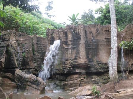 Tempat Wisata Alam Goa Agung Garunggang di Sentul, 1. Pura Parahyangan Jagatkarta, Bogor, 2. Taman Bunga Nusantara, 3. Curug Cilember, Bogor, 4. Danau Dora, Bogor, 5. Curug Hordeng, Bogor, 6. Pasar Ah Poong, Sentul Bogor, 7. Curug Cibaliung, Bogor, 8. Goa Agung Garunggang, 9. Rumah Pohon dan Jembatan Kayu Gantung Curug Ciherang Jonggol , 10. Little Venice Kota Bunga Puncak , 11. Penangkaran Rusa Giri Jaya Cariu , 12. The Jungle Water Adventure , 13. Curug Bidadari Sentul Paradise Park , 14. Taman Sakura Kebun Raya Cibodas , 15. Warso Farm, Bogor , 16. Rafting Sungai Cisadane , 17. Jungleland Adventure Theme Park , 18. Fly Indonesia Paragliding , 19. Gunung Pancar, Bogor , 20. Taman Safari Indonesia , 21. Taman Wisata Mekarsari, Bogor , 22. The High Land Park Resort (Mongolian Camp Bogor) , 23. Kampung Budaya Sindangbarang , 24. Taman Wisata Matahari di Bogor , 25. Bukit Alesano, Bogor , 26. Bika Bogor Talubi