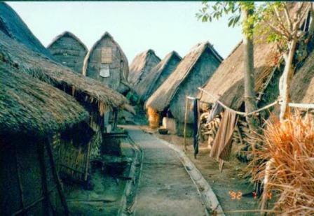 Tempat Wisata Budaya Rumah Adat Dusun Sade Lombok, 1. Gunung Rinjani Lombok, 2. Wisata Pantai Kuta Lombok, 3. Wisata Desert Point (Bangko-Bangko) Lombok, 4. Gili Kondo, 5. Wisata Pantai Senggigi Lombok, 6. Wisata Gili Air, Gili Meno, dan Gili Trawangan di Lombok, 7. Pantai Tanjung Aan, 8.  Pantai Tanjung Bloam, 9. Tempat Wisata Pantai Selong Belanak Lombok, 10. Sade Village, 11. Pantai Sekotong , 12. Air Terjun Sandang Gile , 13. Gili Nanggu Lombok, 14. Objek Wisata Batu Bolong, 15. Objek Wisata Batu Layar , 16. Narmada Park, 17. Pink Beach Lombok, 18. Gili Lampu Lombok Timur, 19. Bukit Malimbu , 20. Gili Kedis, 21. Lingkoq Datu, Pantai Penyisok, 22. Bukit Pergasingan, 23. Pantai Semeti, 24. Air Terjun Mangku Sakti, 25. Air Terjun Benang Kelambu, 26. Air Terjun Tiu Kelep, 27. Tanjung Poki, 28. Pantai Nambung, 29. Taman Wisata Alam Gunung Tunak, Pemandangan Samudera di atas Bukit Hijau, 30. Rinjani Lodge, 31. Pantai Tebing, 32. Sumber Air Panas Aik Kalak, 33. Danau Segara Anak, 34. Pantai Mawun Lombok, 35. Pantai Seger, 36. Pantai Surga, 37. Tanjung Ringgit, 38. Gili Sulat dan Gili Lawang, 39. Pantai Sire, 40. Air Terjun Penimbungan: Surga Tersembunyi di Torean, 41. Jembatan Gantung Kuno: Peninggalan Jaman Penjajahan Belanda yang berumur 84 Tahun, 42. Taman Wisata Pusuk Sembalun: Mengagumi Pemandangan Gunung Rinjani yang Megah, 43. Pantai Setangi: Villa Hantu yang Mendebarkan, 44. Batu Payung, Tanjung Aan: Monumen Alam yang Berdiri Kokoh di Tepi Pantai, 45. Bau Nyale: Tempat Perayaan Festival Legendaris, 46. Desa Bayan Sasak: Menyelami Kehidupan 5000 tahun SM, 47. Ashtari Lounge and Kitchen: Menyantap Makanan di Puncak Bukit, 48. Artati Lombok Bungalow and Restaurant , 49. Bertenun Tradisional di Desa Sukarara, 50. Bask Nest: Menjelajahi Dunia Bawah Laut yang Artistik, 51. Gua Bangkang: Suasana Dramatis di Tepi Pantai