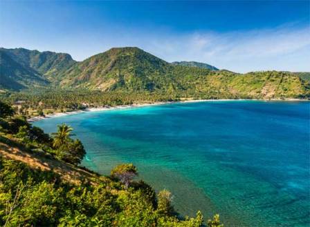 Tempat Wisata Bukit Malimbu Lombok, 1. Gunung Rinjani Lombok, 2. Wisata Pantai Kuta Lombok, 3. Wisata Desert Point (Bangko-Bangko) Lombok, 4. Gili Kondo, 5. Wisata Pantai Senggigi Lombok, 6. Wisata Gili Air, Gili Meno, dan Gili Trawangan di Lombok, 7. Pantai Tanjung Aan, 8.  Pantai Tanjung Bloam, 9. Tempat Wisata Pantai Selong Belanak Lombok, 10. Sade Village, 11. Pantai Sekotong , 12. Air Terjun Sandang Gile , 13. Gili Nanggu Lombok, 14. Objek Wisata Batu Bolong, 15. Objek Wisata Batu Layar , 16. Narmada Park, 17. Pink Beach Lombok, 18. Gili Lampu Lombok Timur, 19. Bukit Malimbu , 20. Gili Kedis, 21. Lingkoq Datu, Pantai Penyisok, 22. Bukit Pergasingan, 23. Pantai Semeti, 24. Air Terjun Mangku Sakti, 25. Air Terjun Benang Kelambu, 26. Air Terjun Tiu Kelep, 27. Tanjung Poki, 28. Pantai Nambung, 29. Taman Wisata Alam Gunung Tunak, Pemandangan Samudera di atas Bukit Hijau, 30. Rinjani Lodge, 31. Pantai Tebing, 32. Sumber Air Panas Aik Kalak, 33. Danau Segara Anak, 34. Pantai Mawun Lombok, 35. Pantai Seger, 36. Pantai Surga, 37. Tanjung Ringgit, 38. Gili Sulat dan Gili Lawang, 39. Pantai Sire, 40. Air Terjun Penimbungan: Surga Tersembunyi di Torean, 41. Jembatan Gantung Kuno: Peninggalan Jaman Penjajahan Belanda yang berumur 84 Tahun, 42. Taman Wisata Pusuk Sembalun: Mengagumi Pemandangan Gunung Rinjani yang Megah, 43. Pantai Setangi: Villa Hantu yang Mendebarkan, 44. Batu Payung, Tanjung Aan: Monumen Alam yang Berdiri Kokoh di Tepi Pantai, 45. Bau Nyale: Tempat Perayaan Festival Legendaris, 46. Desa Bayan Sasak: Menyelami Kehidupan 5000 tahun SM, 47. Ashtari Lounge and Kitchen: Menyantap Makanan di Puncak Bukit, 48. Artati Lombok Bungalow and Restaurant , 49. Bertenun Tradisional di Desa Sukarara, 50. Bask Nest: Menjelajahi Dunia Bawah Laut yang Artistik, 51. Gua Bangkang: Suasana Dramatis di Tepi Pantai