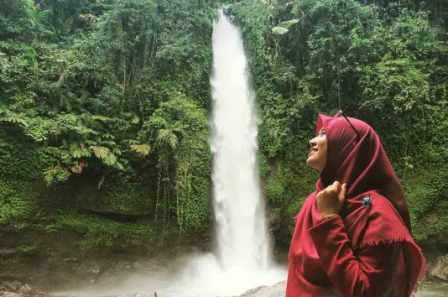 Tempat Wisata Curug Sawer di Sukabumi, 1. Curug Parigi, 2. Curug Leuwi Hejo, 3. Curug Barong, 4. Curug Leuwi Lieuk, 5. Curug Cilember, 6. Curug Cigamea, 7. Curug Sawer, 8. Curug Ciung, 9. Curug Nangka, 10. Curug Balong Endah, 11. Curug Cikaracak, 12. Cuurg Zigzag, 13. Curug Hordeng, 14. Curug Leuwi Cepet, 15. Curug Ciburial, 16. Curug Love