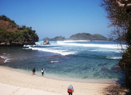 Wisata Pantai Peh Pulo, 1. Kampung Coklat, 2. Taman Kebon Rojo, 3. Pantai Tambakrejo, 4. Pantai Pangi, 5. Perkebunan Teh Sirah Kencong, 6. Pantai Serang, 7. Blitar Park, 8. Petilasan Rambut Monte, 9. Candi Penataran, 10. Pantai Peh Pulo, 11. Goa Embultuk, 12. Candi Gambar Wetan, 13. Situs Arca Warak, 14. Candi Kotes, 15. Candi Sawentar, 16. Makam Bung Karno, 17. Istana Gebang, 18. Water Park Sumberudel, 19. Desa Wisata Semen, 20. Wisata Sejarah Monumen Trisula, 21. Penangkaran Rusa Maliran, 22. Agrowisata Karangsari Blitar, 23. Gunung Butak, 24. Pantai Gondo Mayit, 25. Air Terjun Coban Wilis, 26. Air Terjun Sirah Kencong, 27. Air Terjun Grenjeng, 28. Air Terjun Jurug Bening , 29. Objek Wisata Alam Pacuh, 30. Pantai Umbul Waru, 31. Curug dan Kedung Badrun, 32. Air Terjun Lawean, 33. Pantai Jolosutro, 34. Arung Jeram Soko Adventure Blitar, 35. Goa Maria Sendang Rejo, 36. Gardu Pandang Perkebunan Gambar, 37. Omah Djadoel, 38. Gunung Kelud, 39. Air Terjun Kedung Entong, 40.  Air Terjun Tirto Galuh, 41. Taman Jurug Goa Luweng Prodo, 42. Bukit Teletubies Blitar, 43. Hutan Pinus Gogoniti, 44. Kampung Afrika Blitar, 45. Gunung Butak, 46. Pantai Pasur, 47. Pantai Serit, 48. Monumen PETA, 49. Wisata Alam Paco, 50. Bendungan Serut, 51. Arca Gamprang, 52. Candi Simping, 53. Jurug Moncar, 54. Candi Mleri, 55. Candi Kalicilik, 56. Alun-alun Blitar, 57. Blitar Green Park, 58. Taman Pecut, 59. Fish Garden Blitar, 60. Kaloka Lodoyo, 61. Pemandian Sumur Amber Kandangan, 62. Bendungan Wlingi Raya, 63. Taman Idaman Hati Wlingi Blitar, 64. Villa Puncak Pesanggrahan Tambakrejo