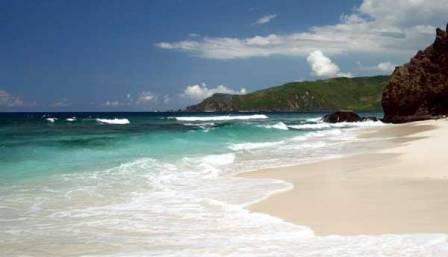 Tempat Wisata Pantai Tanjung Aan Lombok, 1. Gunung Rinjani Lombok, 2. Wisata Pantai Kuta Lombok, 3. Wisata Desert Point (Bangko-Bangko) Lombok, 4. Gili Kondo, 5. Wisata Pantai Senggigi Lombok, 6. Wisata Gili Air, Gili Meno, dan Gili Trawangan di Lombok, 7. Pantai Tanjung Aan, 8.  Pantai Tanjung Bloam, 9. Tempat Wisata Pantai Selong Belanak Lombok, 10. Sade Village, 11. Pantai Sekotong , 12. Air Terjun Sandang Gile , 13. Gili Nanggu Lombok, 14. Objek Wisata Batu Bolong, 15. Objek Wisata Batu Layar , 16. Narmada Park, 17. Pink Beach Lombok, 18. Gili Lampu Lombok Timur, 19. Bukit Malimbu , 20. Gili Kedis, 21. Lingkoq Datu, Pantai Penyisok, 22. Bukit Pergasingan, 23. Pantai Semeti, 24. Air Terjun Mangku Sakti, 25. Air Terjun Benang Kelambu, 26. Air Terjun Tiu Kelep, 27. Tanjung Poki, 28. Pantai Nambung, 29. Taman Wisata Alam Gunung Tunak, Pemandangan Samudera di atas Bukit Hijau, 30. Rinjani Lodge, 31. Pantai Tebing, 32. Sumber Air Panas Aik Kalak, 33. Danau Segara Anak, 34. Pantai Mawun Lombok, 35. Pantai Seger, 36. Pantai Surga, 37. Tanjung Ringgit, 38. Gili Sulat dan Gili Lawang, 39. Pantai Sire, 40. Air Terjun Penimbungan: Surga Tersembunyi di Torean, 41. Jembatan Gantung Kuno: Peninggalan Jaman Penjajahan Belanda yang berumur 84 Tahun, 42. Taman Wisata Pusuk Sembalun: Mengagumi Pemandangan Gunung Rinjani yang Megah, 43. Pantai Setangi: Villa Hantu yang Mendebarkan, 44. Batu Payung, Tanjung Aan: Monumen Alam yang Berdiri Kokoh di Tepi Pantai, 45. Bau Nyale: Tempat Perayaan Festival Legendaris, 46. Desa Bayan Sasak: Menyelami Kehidupan 5000 tahun SM, 47. Ashtari Lounge and Kitchen: Menyantap Makanan di Puncak Bukit, 48. Artati Lombok Bungalow and Restaurant , 49. Bertenun Tradisional di Desa Sukarara, 50. Bask Nest: Menjelajahi Dunia Bawah Laut yang Artistik, 51. Gua Bangkang: Suasana Dramatis di Tepi Pantai