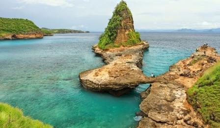 Tempat Wisata Pantai Tanjung Bloam Lombok, 1. Gunung Rinjani Lombok, 2. Wisata Pantai Kuta Lombok, 3. Wisata Desert Point (Bangko-Bangko) Lombok, 4. Gili Kondo, 5. Wisata Pantai Senggigi Lombok, 6. Wisata Gili Air, Gili Meno, dan Gili Trawangan di Lombok, 7. Pantai Tanjung Aan, 8.  Pantai Tanjung Bloam, 9. Tempat Wisata Pantai Selong Belanak Lombok, 10. Sade Village, 11. Pantai Sekotong , 12. Air Terjun Sandang Gile , 13. Gili Nanggu Lombok, 14. Objek Wisata Batu Bolong, 15. Objek Wisata Batu Layar , 16. Narmada Park, 17. Pink Beach Lombok, 18. Gili Lampu Lombok Timur, 19. Bukit Malimbu , 20. Gili Kedis, 21. Lingkoq Datu, Pantai Penyisok, 22. Bukit Pergasingan, 23. Pantai Semeti, 24. Air Terjun Mangku Sakti, 25. Air Terjun Benang Kelambu, 26. Air Terjun Tiu Kelep, 27. Tanjung Poki, 28. Pantai Nambung, 29. Taman Wisata Alam Gunung Tunak, Pemandangan Samudera di atas Bukit Hijau, 30. Rinjani Lodge, 31. Pantai Tebing, 32. Sumber Air Panas Aik Kalak, 33. Danau Segara Anak, 34. Pantai Mawun Lombok, 35. Pantai Seger, 36. Pantai Surga, 37. Tanjung Ringgit, 38. Gili Sulat dan Gili Lawang, 39. Pantai Sire, 40. Air Terjun Penimbungan: Surga Tersembunyi di Torean, 41. Jembatan Gantung Kuno: Peninggalan Jaman Penjajahan Belanda yang berumur 84 Tahun, 42. Taman Wisata Pusuk Sembalun: Mengagumi Pemandangan Gunung Rinjani yang Megah, 43. Pantai Setangi: Villa Hantu yang Mendebarkan, 44. Batu Payung, Tanjung Aan: Monumen Alam yang Berdiri Kokoh di Tepi Pantai, 45. Bau Nyale: Tempat Perayaan Festival Legendaris, 46. Desa Bayan Sasak: Menyelami Kehidupan 5000 tahun SM, 47. Ashtari Lounge and Kitchen: Menyantap Makanan di Puncak Bukit, 48. Artati Lombok Bungalow and Restaurant , 49. Bertenun Tradisional di Desa Sukarara, 50. Bask Nest: Menjelajahi Dunia Bawah Laut yang Artistik, 51. Gua Bangkang: Suasana Dramatis di Tepi Pantai