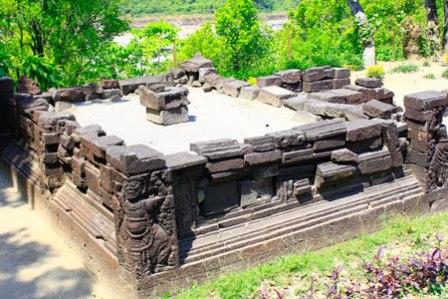 Wisata Sejarah Candi Gambar Wetan, 1. Kampung Coklat, 2. Taman Kebon Rojo, 3. Pantai Tambakrejo, 4. Pantai Pangi, 5. Perkebunan Teh Sirah Kencong, 6. Pantai Serang, 7. Blitar Park, 8. Petilasan Rambut Monte, 9. Candi Penataran, 10. Pantai Peh Pulo, 11. Goa Embultuk, 12. Candi Gambar Wetan, 13. Situs Arca Warak, 14. Candi Kotes, 15. Candi Sawentar, 16. Makam Bung Karno, 17. Istana Gebang, 18. Water Park Sumberudel, 19. Desa Wisata Semen, 20. Wisata Sejarah Monumen Trisula, 21. Penangkaran Rusa Maliran, 22. Agrowisata Karangsari Blitar, 23. Gunung Butak, 24. Pantai Gondo Mayit, 25. Air Terjun Coban Wilis, 26. Air Terjun Sirah Kencong, 27. Air Terjun Grenjeng, 28. Air Terjun Jurug Bening , 29. Objek Wisata Alam Pacuh, 30. Pantai Umbul Waru, 31. Curug dan Kedung Badrun, 32. Air Terjun Lawean, 33. Pantai Jolosutro, 34. Arung Jeram Soko Adventure Blitar, 35. Goa Maria Sendang Rejo, 36. Gardu Pandang Perkebunan Gambar, 37. Omah Djadoel, 38. Gunung Kelud, 39. Air Terjun Kedung Entong, 40.  Air Terjun Tirto Galuh, 41. Taman Jurug Goa Luweng Prodo, 42. Bukit Teletubies Blitar, 43. Hutan Pinus Gogoniti, 44. Kampung Afrika Blitar, 45. Gunung Butak, 46. Pantai Pasur, 47. Pantai Serit, 48. Monumen PETA, 49. Wisata Alam Paco, 50. Bendungan Serut, 51. Arca Gamprang, 52. Candi Simping, 53. Jurug Moncar, 54. Candi Mleri, 55. Candi Kalicilik, 56. Alun-alun Blitar, 57. Blitar Green Park, 58. Taman Pecut, 59. Fish Garden Blitar, 60. Kaloka Lodoyo, 61. Pemandian Sumur Amber Kandangan, 62. Bendungan Wlingi Raya, 63. Taman Idaman Hati Wlingi Blitar, 64. Villa Puncak Pesanggrahan Tambakrejo