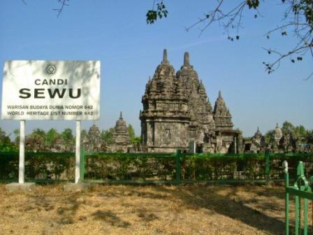 Tempat Wisata Sejarah Candi Sewu Klaten, 1. Tempat Wisata Sejarah Candi Prambanan Klaten, 2. Tempat Wisata Air Umbul Ponggok Klaten, 3. Obyek Wisata Mata Air Cokro Tulung Klaten, 4. River Boarding di Kali Pusur Klaten, 5. Obyek Wisata Air Umbul Jolotundo Klaten, 6. Obyek Wisata Air Lepen Kencana Klaten, 7. Objek Wisata Air Umbul Kapilaler Klaten, 8. Wahana Liburan Galuh Tirto Nirmolo Klaten, 9. Tempat Wisata Kuliner Warung Apung Rowo Jombor Klaten, 10. Tempat Wisata Sejarah Candi Merak Klaten, 11. Wisata Museum Gula Gondang Winangoen Klaten, 12. Wisata Budaya Perajin tanduk kerbau Keprabon Klaten, 13. Tempat Wisata Alam Puncak Clongop Klaten, 14. Tempat Wisata Sejarah Candi Lumbung Klaten, 15. Tempat Wisata Sejarah Candi Sewu Klaten, 16. Ziarah ke Makam Sunan Pandanaran Klaten, 17. Candi Plaosan, 18. Taman Lampion Klaten, 19. Deles Indah, 20. Pemandian Lumban Tirto, 21. Umbul Manten, 22. Candi Sojiwan, 23. Umbul Tirto Mulyono dan Tirto Mulyani, 24. Hutan Kota Gergunung, 25. Candi Bubrah, 26. Candi Gana, 27. Kebun Rambutan Desa Tulung, 28. Bukit Sidoguro, 29. Bukit Petung, 30. Taman 1000 Pelangi, 31. Gunung Watu Prahu, 32. Agrowisata Bonsai, 33. Taman Kamboja Klaten, 34. Umbul Nilo, 35. Umbul Gedaren, 36. Embung Tirto Mulyo, 37. Curug Indah Tegalrejo, 38. Sendang Gemuling, 39. Wisata Kali Talang, 40. Taman Bunga Kebon Asri, 41. Bukit Cinta Klaten