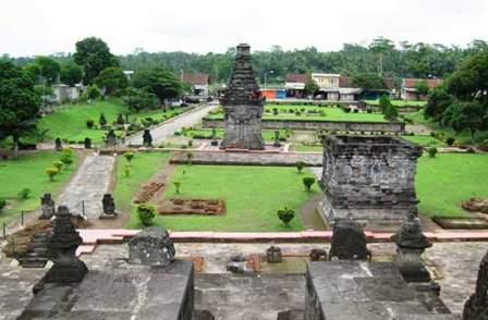 Candi Penataran, 1. Pantai Pangi, 2. Pantai Gondo Mayit, 3. Pantai Peh Pulo, 4. Candi Penataran, 5. Arca Warak, 6. Candi Kotes Blitar, 7. Pantai Jolosutro, 8. Gunung Butak, 9. Air Terjun Grenjeng, 10. Curug Kedung Badrun, 11. Coban Wilis, 12. Curug Njumeg, 13. Bukit Bunda, 14. Gumuk Sapu Angin, 15. Puncak Kejora, 16. Brak Papat Sirah Kencong, 17. Coban Jurug Bening, 18. Bukit Teletubbies, 19. Kampung Coklat Kademangan
