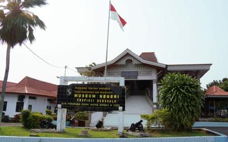 Tempat Wisata Sejarah Museum Negeri Bengkulu, 1. Pantai Panjang, 2. Tempat Wisata Sejarah Rumah Pengasingan Bung Karno, 3. Tempat Wisata Sejarah Benteng Marlborough Bengkulu, 4. Tempat Wisata Pantai Tapak Paderi Bengkulu, 5. Berwisata ke Kota Curup Bengkulu, 6. Tempat Wisata Danau Dendam Tak Sudah Bengkulu, 7. Tempat Wisata Danau Mas Harun Bastari Bengkulu, 8. Tempat Wisata Sejarah Museum Negeri Bengkulu, 9. Tempat Wisata Alam Bukit Kaba Bengkulu, 10. Berwisata ke Pulau Tikus Bengkulu, 11. Wisata Alam Sungai Air Berau Bengkulu, 12. Wisata ke Habitat Bunga Rafflesia Arnoldii Bengkulu, 13. Tempat Wisata Pantai Teluk Sepang Bengkulu, 14. Berwisata ke Air Terjun Curup, 15. Tempat Wisata Danau Lebong di Bengkulu Tengah, 16. Tempat Wisata Air Terjun Kepala Curup Bengkulu, 17. Tempat Wisata Air Terjun Sindang Kelingi Bengkulu, 18. Tempat Wisata Kebun Teh Bukit Daun Bengkulu, 19. Tempat Wisata Pantai Lais Bengkulu, 20. Tempat Wisata Air Terjun Curug Sembilan Bengkulu, 21. Objek Wisata Danau Gedang Bengkulu, 22. Tempat Wisata pantai Jakat Bengkulu, 23. Objek Wisata Tugu Thomas Parr Bengkulu, 24. Tempat Wisata Taman Hutan Raya Bengkulu, 25. Wisata ke Pusat Makanan Khas Bengkulu, 26. Berwisata ke Kampung Tua Cina Bengkulu, 27. Tempat Wisata Sungai Air Berau Muko-Muko Bengkulu, 28. Pantai Batung Badoro Muko-Muko Bengkulu, 29. Pantai Air Rami Mukomuko Bengkulu, 30. Danau Nibung Mukomuko Bengkulu, 31. Tempat Wisata Pantai Seluma Bengkulu, 32. Air Terjun Tri Muara Karang, 33. Pantai Sungai Suci, 34. Suban Air Panas Curup, 35. Danau Biru, 36. Pantai Padang Betuah, 37. Curug Mingga, 38. Air Terjun Suban, 39. Pantai Manula, 40. Pantai Linau, 41. Goa Kacamata, 42. Lubuk Sepit Kancing, 43. Pulau Enggano, 44. Arung Jeram Sungai Ketahun, 45. Pantai Bengkenang, 46. Air Terjun Singkai