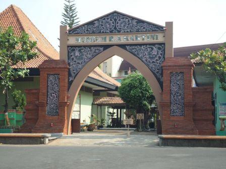 Tempat Wisata Sejarah Museum R.A. Kartini Jepara, 1. Pantai Bandengan (Pantai Tirto Samudro), 2. Wisata Karimun Jawa , 3. Pantai Kartini, 4. Benteng Portugis , 5. Museum R.A. Kartini , 6. Jepara Ocean Park, 7. Air Terjun Songgolangit, 8. Pantai Teluk Awur , 9. Pantai Blebak Jepara, 10. Pantai Gua Manik, 11. Pantai Ombak Mati, 12. Pantai Pungkruk, 13. Tiara Park Waterbom, 14. Pantai Empu Rancak, 15. Taman Kerang, 16. Bukit Bejagan, 17. Air Terjun Banyu Anjlok, 18. Air Terjun Setatah, 19. Air Terjun Dong Paso, 20. Akar Seribu Plajan, 21. Puncak Distoroto, 22. Hutan Wisata Sreni Indah, 23. Bukit Ragas, 24. Puncak Jehan, 25. Pantai Punuk Sapi, 26. Air Terjun Gembong, 27. Hutan Pinus Setro Batealit, 28. Pantai Tegalsambi, 29. Air Terjun Sumenep, 30. Pulau Panjang, 31. PANTAI PRAWEHAN, 32. Pantai Kampung Prau, 33. Rainbow Adventure Park Jepara, 34. Pertapaan Ratu Kalinyamat , 35. Air Terjun Jurang Nganten, 36. Pulau Mandalika Jepara, 37. Wisata Danau Blingoh, 38. Wisata Religi Masjid Mantingan , 39. Air Terjun Grinjingan Dowo, 40. Goa Tritip, 41. Wisata Sejarah ke Candi Bubrah, 42. Kampung Batik Kembangmulyo
