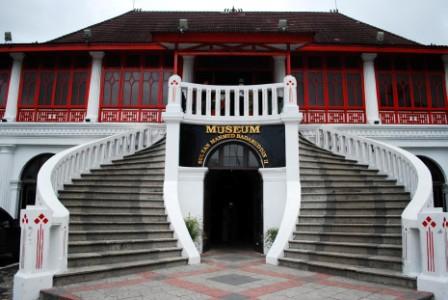 Tempat Wisata Sejarah Museum Sultan Mahmud Badaruddin II Palembang, 1. Obyek Wisata Jembatan Ampera dan Sungai Musi di Palembang, 2. Tempat Wisata Religi Masjid Cheng Hoo Palembang, 3. Obyek Wisata Bukit Siguntang di Palembang, 4. Tempat Wisata Sejarah Museum Sultan Mahmud Badaruddin II Palembang, 5. Tempat Wisata Sejarah Benteng Kuto Besak di Palembang, 6. Wisata Religi Masjid Agung Sultan Mahmud Badaruddin I Palembang, 7. Objek Wisata Gedung Kantor Walikota Palembang, 8. Tempat Wisata Keluarga Kembang Iwak Family Park di Palembang, 9. Tempat Wisata Alam Hutan Punti Kayu di Palembang, 10. Tempat Wisata Sejarah Taman Purbakala Kerajaan Sriwijaya di Palembang, 11. Tempat Wisata Kuliner Kampung Kapitan di Palembang, 12. Objek Wisata Monumen perjuangan rakyat Palembang, 13. Obyek Wisata Pulau Kemaro di Palembang, 14. Tempat Wisata Alam Air Terjun Lematang Indah , 15. Obyek Wisata Gunung Dempo, 16. Tempat Wisata Alam Air Terjun Bidadari di Lahat, 17. Obyek Wisata Alam Air Terjun Maung (Curup Maung), 18. Tempat Wisata Kuliner Terkenal Martabak HAR di Palembang, 19. Tempat Wisata Kuliner Pempek Candy di Palembang, 20. Tempat Wisata Kuliner Pempek SAGA di Palembang, 21. Arung Jeram Sungai Manna, 22. Waterboom OPI Jakabaring, 23. The Amanzi Waterpark CitraGrand City, 24. Fantasy Island Palembang, 25. Danau Ranau, 26. Kolam Renang Lumban Tirta, 27. Museum Negeri Balaputra Dewa, 28. Kampung Arab Palembang, 29. Rumah Rakit Sungai Musi, 30. Palembang Bird Park, 31. Pelabuhan Tanjung Api-Api, 32. Masjid Lawang Kidul, 33. Tangga 2001, 34. Tugu Belido, 35. Kopi Roda, 36. Bayt Al-Quran Raksasa, 37. Sungai Gerong, 38. Goa Putri, 39. Sekanak Sidewalk, 40. Danau OPI, 41. Museum Tekstil Palembang, 42. Waterpark Danau Tanah Mas, 43. Taman Pelangi, 44. Bukit Golf, 45. Klenteng Chandra Nadi, 46. G Art Studio, 47. Pulau Maspari, 48. Gelora Sriwijaya, 49. Warung Apung Sungai Musi, 50. Air Terjun Kematang Indah, 51. Kebun Teh Dempo