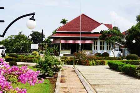 Tempat Wisata Sejarah Rumah Pengasingan Bung Karno di Bengkulu, 1. Pantai Panjang, 2. Tempat Wisata Sejarah Rumah Pengasingan Bung Karno, 3. Tempat Wisata Sejarah Benteng Marlborough Bengkulu, 4. Tempat Wisata Pantai Tapak Paderi Bengkulu, 5. Berwisata ke Kota Curup Bengkulu, 6. Tempat Wisata Danau Dendam Tak Sudah Bengkulu, 7. Tempat Wisata Danau Mas Harun Bastari Bengkulu, 8. Tempat Wisata Sejarah Museum Negeri Bengkulu, 9. Tempat Wisata Alam Bukit Kaba Bengkulu, 10. Berwisata ke Pulau Tikus Bengkulu, 11. Wisata Alam Sungai Air Berau Bengkulu, 12. Wisata ke Habitat Bunga Rafflesia Arnoldii Bengkulu, 13. Tempat Wisata Pantai Teluk Sepang Bengkulu, 14. Berwisata ke Air Terjun Curup, 15. Tempat Wisata Danau Lebong di Bengkulu Tengah, 16. Tempat Wisata Air Terjun Kepala Curup Bengkulu, 17. Tempat Wisata Air Terjun Sindang Kelingi Bengkulu, 18. Tempat Wisata Kebun Teh Bukit Daun Bengkulu, 19. Tempat Wisata Pantai Lais Bengkulu, 20. Tempat Wisata Air Terjun Curug Sembilan Bengkulu, 21. Objek Wisata Danau Gedang Bengkulu, 22. Tempat Wisata pantai Jakat Bengkulu, 23. Objek Wisata Tugu Thomas Parr Bengkulu, 24. Tempat Wisata Taman Hutan Raya Bengkulu, 25. Wisata ke Pusat Makanan Khas Bengkulu, 26. Berwisata ke Kampung Tua Cina Bengkulu, 27. Tempat Wisata Sungai Air Berau Muko-Muko Bengkulu, 28. Pantai Batung Badoro Muko-Muko Bengkulu, 29. Pantai Air Rami Mukomuko Bengkulu, 30. Danau Nibung Mukomuko Bengkulu, 31. Tempat Wisata Pantai Seluma Bengkulu, 32. Air Terjun Tri Muara Karang, 33. Pantai Sungai Suci, 34. Suban Air Panas Curup, 35. Danau Biru, 36. Pantai Padang Betuah, 37. Curug Mingga, 38. Air Terjun Suban, 39. Pantai Manula, 40. Pantai Linau, 41. Goa Kacamata, 42. Lubuk Sepit Kancing, 43. Pulau Enggano, 44. Arung Jeram Sungai Ketahun, 45. Pantai Bengkenang, 46. Air Terjun Singkai