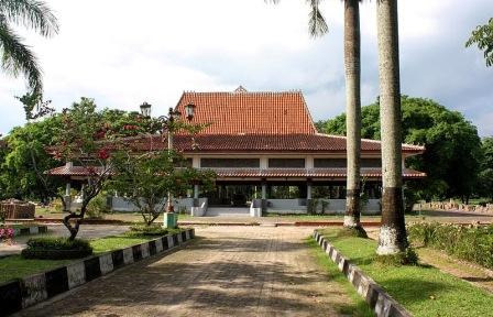 Tempat Wisata Sejarah Taman Purbakala Kerajaan Sriwijaya di Palembang, 1. Obyek Wisata Jembatan Ampera dan Sungai Musi di Palembang, 2. Tempat Wisata Religi Masjid Cheng Hoo Palembang, 3. Obyek Wisata Bukit Siguntang di Palembang, 4. Tempat Wisata Sejarah Museum Sultan Mahmud Badaruddin II Palembang, 5. Tempat Wisata Sejarah Benteng Kuto Besak di Palembang, 6. Wisata Religi Masjid Agung Sultan Mahmud Badaruddin I Palembang, 7. Objek Wisata Gedung Kantor Walikota Palembang, 8. Tempat Wisata Keluarga Kembang Iwak Family Park di Palembang, 9. Tempat Wisata Alam Hutan Punti Kayu di Palembang, 10. Tempat Wisata Sejarah Taman Purbakala Kerajaan Sriwijaya di Palembang, 11. Tempat Wisata Kuliner Kampung Kapitan di Palembang, 12. Objek Wisata Monumen perjuangan rakyat Palembang, 13. Obyek Wisata Pulau Kemaro di Palembang, 14. Tempat Wisata Alam Air Terjun Lematang Indah , 15. Obyek Wisata Gunung Dempo, 16. Tempat Wisata Alam Air Terjun Bidadari di Lahat, 17. Obyek Wisata Alam Air Terjun Maung (Curup Maung), 18. Tempat Wisata Kuliner Terkenal Martabak HAR di Palembang, 19. Tempat Wisata Kuliner Pempek Candy di Palembang, 20. Tempat Wisata Kuliner Pempek SAGA di Palembang, 21. Arung Jeram Sungai Manna, 22. Waterboom OPI Jakabaring, 23. The Amanzi Waterpark CitraGrand City, 24. Fantasy Island Palembang, 25. Danau Ranau, 26. Kolam Renang Lumban Tirta, 27. Museum Negeri Balaputra Dewa, 28. Kampung Arab Palembang, 29. Rumah Rakit Sungai Musi, 30. Palembang Bird Park, 31. Pelabuhan Tanjung Api-Api, 32. Masjid Lawang Kidul, 33. Tangga 2001, 34. Tugu Belido, 35. Kopi Roda, 36. Bayt Al-Quran Raksasa, 37. Sungai Gerong, 38. Goa Putri, 39. Sekanak Sidewalk, 40. Danau OPI, 41. Museum Tekstil Palembang, 42. Waterpark Danau Tanah Mas, 43. Taman Pelangi, 44. Bukit Golf, 45. Klenteng Chandra Nadi, 46. G Art Studio, 47. Pulau Maspari, 48. Gelora Sriwijaya, 49. Warung Apung Sungai Musi, 50. Air Terjun Kematang Indah, 51. Kebun Teh Dempo