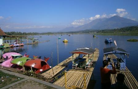 1. Wisata Gunung Papandayan , 2. Wisata Gunung Cikuray , 3. Wisata Gunung Guntur , 4. Tempat Wisata Situ Bagendit di Garut , 5. Wisata Situ dan Candi Cangkuang , 6. Wisata Pemandian Air Panas Cipanas, 7. Wisata Pemandian Air Panas Darajat , 8. Wisata Kawah Putih Talaga Bodas , 9. Wisata Arung Jeram Sungai Cimanuk , 10. Wisata Tebing Alam Batu Tumpang , 11. Wisata Pantai Santolo , 12. Wisata Pantai Sayang Heulang , 13. Wisata Pantai Rancabuaya , 14. Tempat Wisata Taman Satwa Cikembulan di Garut , 15. Wisata Curug Citiis , 16. Wisata Curug Orok , 17. Pantai Puncak Guha di Garut, 18. Wisata Pantai Cijeruk Indah, 19. Wisata Pantai Karang Paranje, 20. Kampung Sampireun, 21. Sabda Alam Cipanas, 22. Kawah Darajat Garut, 23. Curug Cimandi Racun, 24. Curug Sang Hyang Taraje, 25.  Kebun Mawar Situhapa Garut, 26. Kawah Kamojang, 27. Pantai Cicalobak, 28. Pantai Taman Manalusu, 29. Perkebunan Teh Dayeuh Manggung, 30. Kolam Air Panas Cikarees, 31. Bukit Pilar Angin, 32. Leuweung Oko D’Great, 33. Leuwi Tonjong, 34. Bukit Palahlar, 35. Bukit Nangklak, 36. Pusat Konservasi Elang Kamojang, 37. Curug Cikawung, 38. Curug Cibadak, 39. Batu Patapaan, 40. Gunung Piramida Sadahurip, 41. Curug Nyogong, 42. Leuwi Korsi, 43. Leuwi Jurig, 44. Leuwi Jubleg, 45. Bukit Teletubbies Pasir Pogor, 46. Karacak Valley, 47. Cilopang Adventure Camp, 48. Papandayan Leisure Park, 49. River Tubing Cikaengan, 50. Curug Batu Nyusun, 51. Curug Ciarjuna, 52. Hutan Mati Gunung Papandayan
