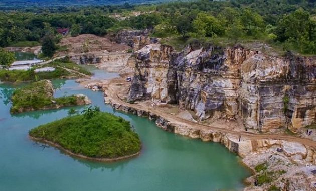 Telaga Biru, Sukoharjo, 1. Grojogan Sewu Tawangmangu, 2. Pandawa Water World Solo Baru, 3. Taman Balekambang, 4. Keraton Surakarta, 5. Wisata Tugu Lilin di Solo , 6. Air Terjun Jumog, 7. Taman Sriwedari, 8. Kampoeng Batik Kauman, 9. Pasar Klewer, 10. Tempat Wisata di Solo – Museum Manusia Purba Sangiran, 11. Tempat Wisata di Solo – Pura Mangkunegaran, 12. Monumen Pers, 13. Galabo Solo, 14. Tempat Wisata di Solo – Kebun Binatang Taru Jurug, 15. Ngarsopuro Night Market Solo, 16. Alun-Alun Kidul Surakarta, 17. Tempat Wisata di Solo – Dalem Kalitan, 18. Tempat Wisata di Solo – Taman Cerdas, 19. Masjid Al-Wustho Mangkunegaran, 20. Bendungan Karet Tirtonadi, 21. The Heritage Palace, 22. Lokananta Recording Audio & Video Cassette, 23. Trans Studio Mini Solo, 24. Museum Batik Danar Hadi, 25. Loji Gandrung, 26. Museum Radya Pustaka, 27. Pasar Antik Triwindu, 28. Benteng Vastenburg Fort, 29. Agrowisata Amanah, Karanganyar, 30. Agrowisata Sondokoro, Karanganyar, 31. Bukit Hope, Karanganyar (Tutup), 32. Bumi Perkemahan Sekipan, Karanganyar, 33. Candi Cetho, Karanganyar, 34. Candi Sukuh, Karanganyar, 35. Edupark Intan Pari, Karanganyar, 36. Kebun Strawberry, Karanganyar, 37. Paralayang Segoro Gunung, Karanganyar, 38. Rumah Pohon Banyu Anyep (Tutup), 39. Taman Bintang Kemuning, Ngargoyoso, Karanganyar, 40. Telaga Madirda, Karanganyar, 41. Bukit Cumbri, Wonogiri, 42. Gantole Wonogiri, 43. Batu Seribu, Sukoharjo, 44. Bendungan Colo, Sukoharjo, 45. Gardu Pandang Bukit Batur Suroteleng, 46. Bukit Gancik, 47. Tretes Taman Tani (Tutup), 48. De Tjolomadoe, 49. Rumah Atsiri Indonesia, 50. Pantai Karang Payung, 51. Tumurun Private Museum, 52. River Moon Pusur, 53. Museum R Hamong Wardoyo, 54. Sepur Kluthuk Jaladara, 55. Koridor Singosaren, 56. Ndalem Gondosuli, 57. Grojogan Selondo, 58. Taman Hutan Rakyat Ngargoyoso, 59. Candi Plaosan, 60. Umbul Ponggok, 61. Umbul Cokro Tulung, 62. Omah Jungkir, 63. Telaga Biru, 64. Randubang, 65. Pasar Gede Hardjonagoro, 66. Solo Grand Mall, 67. Pusat Grosir Solo, 68. Taman Bunga Bono, Klaten, 69. Umbul Kapilaler, Klaten, 70. Bukit Gancik, Selo, Boyolali, 71. Lembah Gunung Madu, Boyolali, 72. Objek Wisata Tlatar, Boyolali, 73. Obyek Wisata Air Cokro, 74. Museum Samanhudi, 75. Air Terjun Parang Ijo, 76. Museum Keris, 77. Vihara Dhamma Sundara