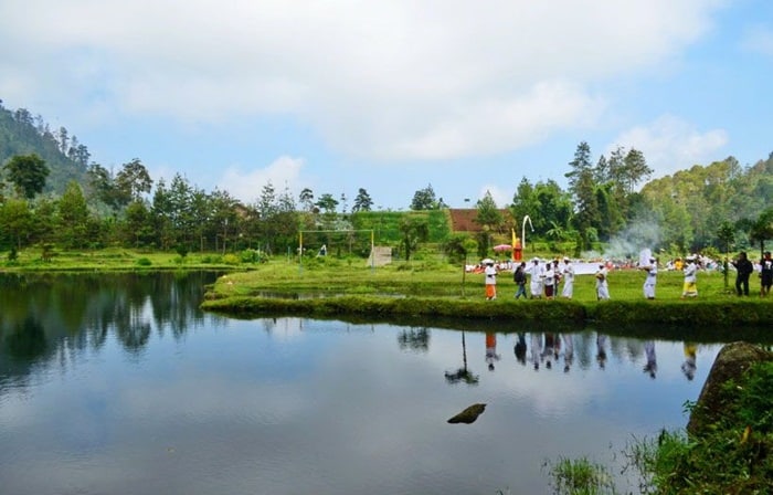 Telaga Madirda, Karanganyar, 1. Grojogan Sewu Tawangmangu, 2. Pandawa Water World Solo Baru, 3. Taman Balekambang, 4. Keraton Surakarta, 5. Wisata Tugu Lilin di Solo , 6. Air Terjun Jumog, 7. Taman Sriwedari, 8. Kampoeng Batik Kauman, 9. Pasar Klewer, 10. Tempat Wisata di Solo – Museum Manusia Purba Sangiran, 11. Tempat Wisata di Solo – Pura Mangkunegaran, 12. Monumen Pers, 13. Galabo Solo, 14. Tempat Wisata di Solo – Kebun Binatang Taru Jurug, 15. Ngarsopuro Night Market Solo, 16. Alun-Alun Kidul Surakarta, 17. Tempat Wisata di Solo – Dalem Kalitan, 18. Tempat Wisata di Solo – Taman Cerdas, 19. Masjid Al-Wustho Mangkunegaran, 20. Bendungan Karet Tirtonadi, 21. The Heritage Palace, 22. Lokananta Recording Audio & Video Cassette, 23. Trans Studio Mini Solo, 24. Museum Batik Danar Hadi, 25. Loji Gandrung, 26. Museum Radya Pustaka, 27. Pasar Antik Triwindu, 28. Benteng Vastenburg Fort, 29. Agrowisata Amanah, Karanganyar, 30. Agrowisata Sondokoro, Karanganyar, 31. Bukit Hope, Karanganyar (Tutup), 32. Bumi Perkemahan Sekipan, Karanganyar, 33. Candi Cetho, Karanganyar, 34. Candi Sukuh, Karanganyar, 35. Edupark Intan Pari, Karanganyar, 36. Kebun Strawberry, Karanganyar, 37. Paralayang Segoro Gunung, Karanganyar, 38. Rumah Pohon Banyu Anyep (Tutup), 39. Taman Bintang Kemuning, Ngargoyoso, Karanganyar, 40. Telaga Madirda, Karanganyar, 41. Bukit Cumbri, Wonogiri, 42. Gantole Wonogiri, 43. Batu Seribu, Sukoharjo, 44. Bendungan Colo, Sukoharjo, 45. Gardu Pandang Bukit Batur Suroteleng, 46. Bukit Gancik, 47. Tretes Taman Tani (Tutup), 48. De Tjolomadoe, 49. Rumah Atsiri Indonesia, 50. Pantai Karang Payung, 51. Tumurun Private Museum, 52. River Moon Pusur, 53. Museum R Hamong Wardoyo, 54. Sepur Kluthuk Jaladara, 55. Koridor Singosaren, 56. Ndalem Gondosuli, 57. Grojogan Selondo, 58. Taman Hutan Rakyat Ngargoyoso, 59. Candi Plaosan, 60. Umbul Ponggok, 61. Umbul Cokro Tulung, 62. Omah Jungkir, 63. Telaga Biru, 64. Randubang, 65. Pasar Gede Hardjonagoro, 66. Solo Grand Mall, 67. Pusat Grosir Solo, 68. Taman Bunga Bono, Klaten, 69. Umbul Kapilaler, Klaten, 70. Bukit Gancik, Selo, Boyolali, 71. Lembah Gunung Madu, Boyolali, 72. Objek Wisata Tlatar, Boyolali, 73. Obyek Wisata Air Cokro, 74. Museum Samanhudi, 75. Air Terjun Parang Ijo, 76. Museum Keris, 77. Vihara Dhamma Sundara