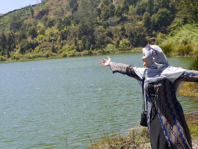 Telaga Pengilon Dieng, 1. Obyek Wisata Alam Bukit Sikunir Dieng, 2. Tempat Wisata Telaga Pengilon Dieng, 3. Objek Wisata Telaga Merdada Dieng, 4. Pendakian Gunung Prau Dieng, 5. Obyek Wisata Candi Arjuna Dieng, 6. Liburan ke Dieng Plateau Theater, 7. Tempat Wisata Gardu Pandang Tieng, 8. Tempat Wisata Alam Batu Ratapan Angin di Dieng, 9. Objek Wisata Sumur Jalatunda di Dieng, 10. Obyek Wisata Kawah Sikidang di Dieng, 11. Tempat Wisata Alam Telaga Warna di Dieng, 12. Tempat Wisata Telaga Cebong di Dieng, 13. Obyek Wisata Candi Bima di Dieng, 14. Obyek Wisata Kawah Candradimuka Dieng, 15. Obyek Wisata Kawah Sileri Dieng, 16. Tempat Wisata Museum Kailasa di Dieng, 17. Tempat Wisata Kuliner di Dieng, 18. Obyek Wisata Gua Semar Dieng, 19. Tempat Bermain di Mata air Sungai Serayu Dieng, 20. Arung Jeram di Dieng, 21. Telaga Menjer, 22. Savana Pangonan, 23. Telaga Dringo, 24. Petak 9 Dieng