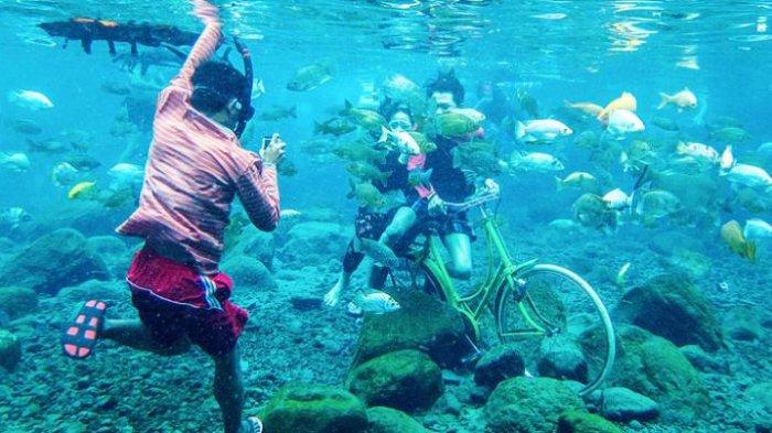 Umbul Ponggok via Tribunnews, 1. Grojogan Sewu Tawangmangu, 2. Pandawa Water World Solo Baru, 3. Taman Balekambang, 4. Keraton Surakarta, 5. Wisata Tugu Lilin di Solo , 6. Air Terjun Jumog, 7. Taman Sriwedari, 8. Kampoeng Batik Kauman, 9. Pasar Klewer, 10. Tempat Wisata di Solo – Museum Manusia Purba Sangiran, 11. Tempat Wisata di Solo – Pura Mangkunegaran, 12. Monumen Pers, 13. Galabo Solo, 14. Tempat Wisata di Solo – Kebun Binatang Taru Jurug, 15. Ngarsopuro Night Market Solo, 16. Alun-Alun Kidul Surakarta, 17. Tempat Wisata di Solo – Dalem Kalitan, 18. Tempat Wisata di Solo – Taman Cerdas, 19. Masjid Al-Wustho Mangkunegaran, 20. Bendungan Karet Tirtonadi, 21. The Heritage Palace, 22. Lokananta Recording Audio & Video Cassette, 23. Trans Studio Mini Solo, 24. Museum Batik Danar Hadi, 25. Loji Gandrung, 26. Museum Radya Pustaka, 27. Pasar Antik Triwindu, 28. Benteng Vastenburg Fort, 29. Agrowisata Amanah, Karanganyar, 30. Agrowisata Sondokoro, Karanganyar, 31. Bukit Hope, Karanganyar (Tutup), 32. Bumi Perkemahan Sekipan, Karanganyar, 33. Candi Cetho, Karanganyar, 34. Candi Sukuh, Karanganyar, 35. Edupark Intan Pari, Karanganyar, 36. Kebun Strawberry, Karanganyar, 37. Paralayang Segoro Gunung, Karanganyar, 38. Rumah Pohon Banyu Anyep (Tutup), 39. Taman Bintang Kemuning, Ngargoyoso, Karanganyar, 40. Telaga Madirda, Karanganyar, 41. Bukit Cumbri, Wonogiri, 42. Gantole Wonogiri, 43. Batu Seribu, Sukoharjo, 44. Bendungan Colo, Sukoharjo, 45. Gardu Pandang Bukit Batur Suroteleng, 46. Bukit Gancik, 47. Tretes Taman Tani (Tutup), 48. De Tjolomadoe, 49. Rumah Atsiri Indonesia, 50. Pantai Karang Payung, 51. Tumurun Private Museum, 52. River Moon Pusur, 53. Museum R Hamong Wardoyo, 54. Sepur Kluthuk Jaladara, 55. Koridor Singosaren, 56. Ndalem Gondosuli, 57. Grojogan Selondo, 58. Taman Hutan Rakyat Ngargoyoso, 59. Candi Plaosan, 60. Umbul Ponggok, 61. Umbul Cokro Tulung, 62. Omah Jungkir, 63. Telaga Biru, 64. Randubang, 65. Pasar Gede Hardjonagoro, 66. Solo Grand Mall, 67. Pusat Grosir Solo, 68. Taman Bunga Bono, Klaten, 69. Umbul Kapilaler, Klaten, 70. Bukit Gancik, Selo, Boyolali, 71. Lembah Gunung Madu, Boyolali, 72. Objek Wisata Tlatar, Boyolali, 73. Obyek Wisata Air Cokro, 74. Museum Samanhudi, 75. Air Terjun Parang Ijo, 76. Museum Keris, 77. Vihara Dhamma Sundara