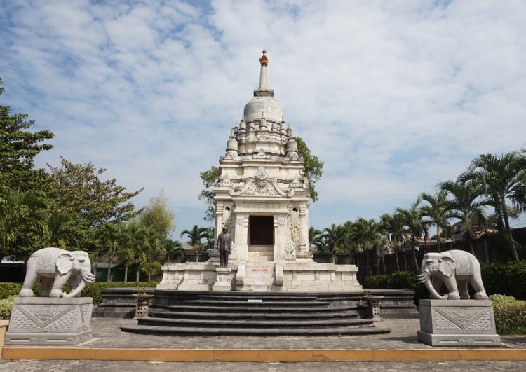Vihara Dhamma Sundara via Surakartagoid, 1. Grojogan Sewu Tawangmangu, 2. Pandawa Water World Solo Baru, 3. Taman Balekambang, 4. Keraton Surakarta, 5. Wisata Tugu Lilin di Solo , 6. Air Terjun Jumog, 7. Taman Sriwedari, 8. Kampoeng Batik Kauman, 9. Pasar Klewer, 10. Tempat Wisata di Solo – Museum Manusia Purba Sangiran, 11. Tempat Wisata di Solo – Pura Mangkunegaran, 12. Monumen Pers, 13. Galabo Solo, 14. Tempat Wisata di Solo – Kebun Binatang Taru Jurug, 15. Ngarsopuro Night Market Solo, 16. Alun-Alun Kidul Surakarta, 17. Tempat Wisata di Solo – Dalem Kalitan, 18. Tempat Wisata di Solo – Taman Cerdas, 19. Masjid Al-Wustho Mangkunegaran, 20. Bendungan Karet Tirtonadi, 21. The Heritage Palace, 22. Lokananta Recording Audio & Video Cassette, 23. Trans Studio Mini Solo, 24. Museum Batik Danar Hadi, 25. Loji Gandrung, 26. Museum Radya Pustaka, 27. Pasar Antik Triwindu, 28. Benteng Vastenburg Fort, 29. Agrowisata Amanah, Karanganyar, 30. Agrowisata Sondokoro, Karanganyar, 31. Bukit Hope, Karanganyar (Tutup), 32. Bumi Perkemahan Sekipan, Karanganyar, 33. Candi Cetho, Karanganyar, 34. Candi Sukuh, Karanganyar, 35. Edupark Intan Pari, Karanganyar, 36. Kebun Strawberry, Karanganyar, 37. Paralayang Segoro Gunung, Karanganyar, 38. Rumah Pohon Banyu Anyep (Tutup), 39. Taman Bintang Kemuning, Ngargoyoso, Karanganyar, 40. Telaga Madirda, Karanganyar, 41. Bukit Cumbri, Wonogiri, 42. Gantole Wonogiri, 43. Batu Seribu, Sukoharjo, 44. Bendungan Colo, Sukoharjo, 45. Gardu Pandang Bukit Batur Suroteleng, 46. Bukit Gancik, 47. Tretes Taman Tani (Tutup), 48. De Tjolomadoe, 49. Rumah Atsiri Indonesia, 50. Pantai Karang Payung, 51. Tumurun Private Museum, 52. River Moon Pusur, 53. Museum R Hamong Wardoyo, 54. Sepur Kluthuk Jaladara, 55. Koridor Singosaren, 56. Ndalem Gondosuli, 57. Grojogan Selondo, 58. Taman Hutan Rakyat Ngargoyoso, 59. Candi Plaosan, 60. Umbul Ponggok, 61. Umbul Cokro Tulung, 62. Omah Jungkir, 63. Telaga Biru, 64. Randubang, 65. Pasar Gede Hardjonagoro, 66. Solo Grand Mall, 67. Pusat Grosir Solo, 68. Taman Bunga Bono, Klaten, 69. Umbul Kapilaler, Klaten, 70. Bukit Gancik, Selo, Boyolali, 71. Lembah Gunung Madu, Boyolali, 72. Objek Wisata Tlatar, Boyolali, 73. Obyek Wisata Air Cokro, 74. Museum Samanhudi, 75. Air Terjun Parang Ijo, 76. Museum Keris, 77. Vihara Dhamma Sundara