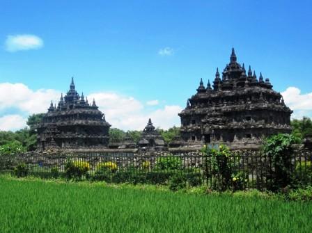 Wisata Candi Plaosan di Jogja, 1. Wisata Candi Prambanan, 2. Wisata Air Terjun Sri Gethuk, 3. Curug Indah Tegalrejo, 4. Pasar Beringharjo, 5. Sindu Kusuma Edupark (SKE), 6. Tugu Jogja, 7. Museum Benteng Vredeburg, 8. Taman Pintar Yogyakarta, 9. Gumuk Pasir Parangkusumo, 10. The Lost World Castle, 11. Wisata Istana Ratu Boko, 12. Pantai Pok Tunggal, 13. Pantai Parangtritis, 14. Pantai Baron, 15. Pantai Siung, 16. Pabrik Gula Madukismo, 17. Museum Mini Sisa Hartaku, 18. Museum Affandi, 19. Museum Sonobudoyo Siung, 20. Wisata Kotagede , 21. Keraton Ngayogyakarta Hadiningrat, 22. Kebun Binatang Gembira Loka, 23. Jalan Malioboro, 24. Kampung Wisata Taman Sari, 25. Hutan Pinus Mangunan, 26. Kebun Buah Mangunan Jogja, 27. Pantai Timang, 28. Wisata Goa Selarong, 29. Wisata Alam Kalibiru, 30. Cave Tubing di Goa Pindul, 31. Candi Sambisari, 32. Wisata Candi Plaosan, 33. “Cahaya Surga” di Gua Jomblang, 34. Bukit Parang Endog, 35. Bukit Bintang Jogja, 36. Pantai Indrayanti, 37. Pantai Jogan, 38. Pantai Sundak, 39. Pantai Krakal, 40. Goa Gelatik, 41. Cave Tubing Kalisuci, 42. Pantai Sadranan, 43. The World Landmarks Merapi Park, 44. Transmart Carrefour Maguwo, 45. Pantai Nglambor , 46. Jogja Bay Waterpark (Tutup Sementara), 47. Kebun Teh Nglinggo Jogja, 48. Tebing Breksi, 49. Wisata Hutan Mangrove Wana Tirta, 50. Taman Nasional Gunung Merapi, 51. Jurang Tembelan, 52. Gunung Api Purba Nglanggeran, 53. Candi Ijo D.I. Yogyakarta, 54. Alun-alun Kidul, Jogja, 55. Taman Pelangi Monjali, 56. Jalan Prawirotaman, 57. Titik Nol Yogyakarta, 58. Taman Budaya Yogyakarta, 59. Ekowisata Sungai Mudal, 60. Pojok Beteng, 61. HeHa Sky View, 62. HeHa Ocean View, 63. Tumpeng Menoreh, 64. Rumah Jembarati (Tutup), 65. Studio Alam Glampong, 66. Bukit Panguk Kediwung, 67. Curug Pulosari, 68. Seribu Batu Songgo Langit, 69. Embung Langensari, 70. Pantai Ngrawe (MESRA)