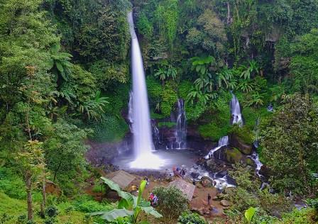 1. Wisata Gunung Papandayan , 2. Wisata Gunung Cikuray , 3. Wisata Gunung Guntur , 4. Tempat Wisata Situ Bagendit di Garut , 5. Wisata Situ dan Candi Cangkuang , 6. Wisata Pemandian Air Panas Cipanas, 7. Wisata Pemandian Air Panas Darajat , 8. Wisata Kawah Putih Talaga Bodas , 9. Wisata Arung Jeram Sungai Cimanuk , 10. Wisata Tebing Alam Batu Tumpang , 11. Wisata Pantai Santolo , 12. Wisata Pantai Sayang Heulang , 13. Wisata Pantai Rancabuaya , 14. Tempat Wisata Taman Satwa Cikembulan di Garut , 15. Wisata Curug Citiis , 16. Wisata Curug Orok , 17. Pantai Puncak Guha di Garut, 18. Wisata Pantai Cijeruk Indah, 19. Wisata Pantai Karang Paranje, 20. Kampung Sampireun, 21. Sabda Alam Cipanas, 22. Kawah Darajat Garut, 23. Curug Cimandi Racun, 24. Curug Sang Hyang Taraje, 25.  Kebun Mawar Situhapa Garut, 26. Kawah Kamojang, 27. Pantai Cicalobak, 28. Pantai Taman Manalusu, 29. Perkebunan Teh Dayeuh Manggung, 30. Kolam Air Panas Cikarees, 31. Bukit Pilar Angin, 32. Leuweung Oko D’Great, 33. Leuwi Tonjong, 34. Bukit Palahlar, 35. Bukit Nangklak, 36. Pusat Konservasi Elang Kamojang, 37. Curug Cikawung, 38. Curug Cibadak, 39. Batu Patapaan, 40. Gunung Piramida Sadahurip, 41. Curug Nyogong, 42. Leuwi Korsi, 43. Leuwi Jurig, 44. Leuwi Jubleg, 45. Bukit Teletubbies Pasir Pogor, 46. Karacak Valley, 47. Cilopang Adventure Camp, 48. Papandayan Leisure Park, 49. River Tubing Cikaengan, 50. Curug Batu Nyusun, 51. Curug Ciarjuna, 52. Hutan Mati Gunung Papandayan