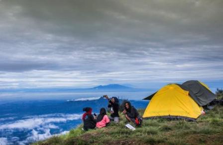 Wisata Alam Gunung Butak, 1. Pantai Pangi, 2. Pantai Gondo Mayit, 3. Pantai Peh Pulo, 4. Candi Penataran, 5. Arca Warak, 6. Candi Kotes Blitar, 7. Pantai Jolosutro, 8. Gunung Butak, 9. Air Terjun Grenjeng, 10. Curug Kedung Badrun, 11. Coban Wilis, 12. Curug Njumeg, 13. Bukit Bunda, 14. Gumuk Sapu Angin, 15. Puncak Kejora, 16. Brak Papat Sirah Kencong, 17. Coban Jurug Bening, 18. Bukit Teletubbies, 19. Kampung Coklat Kademangan