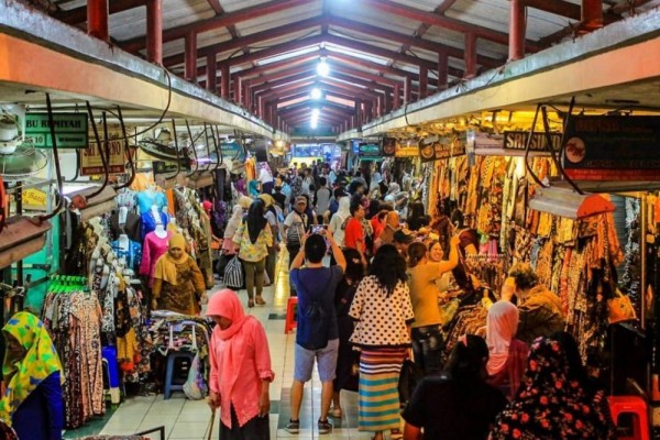Wisata Belanja di Pasar Beringharjo, 1. Taman Pintar, 2. Tugu Yogya, 3. Keraton Yogya, 4. Museum Sonobudoyo, 5. Titik Nol kilometer, 6. Mesjid Gedhe Kauman, 7. Pasar Beringharjo, 8. Museum Benteng Vredeburg, 9. Sentra Gudeg Wijilan, 10. Alun-alun Kidul, 11. Museum Kereta Kencana Keraton Yogya, 12. The House of Raminten, 13. Istana Air Tamansari Yogyakarta, 14. Kebun Binatang Gembira Loka, 15. Situs Warungboto, 16. Museum De Mata Trick Eye, 17. Alun-alun utara Jogjakarta, 18. Plengkung Gading, 19. Wisata Selfie Park Taman Pule Jogja, 20. Sindu Kusuma Edupark (SKE), 21. Monumen jogja Kembali (Monjali) dan Taman Lampion, 22. Trans Studio Mini, 23. Museum Dirgantara