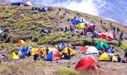 1. Wisata Gunung Papandayan , 2. Wisata Gunung Cikuray , 3. Wisata Gunung Guntur , 4. Tempat Wisata Situ Bagendit di Garut , 5. Wisata Situ dan Candi Cangkuang , 6. Wisata Pemandian Air Panas Cipanas, 7. Wisata Pemandian Air Panas Darajat , 8. Wisata Kawah Putih Talaga Bodas , 9. Wisata Arung Jeram Sungai Cimanuk , 10. Wisata Tebing Alam Batu Tumpang , 11. Wisata Pantai Santolo , 12. Wisata Pantai Sayang Heulang , 13. Wisata Pantai Rancabuaya , 14. Tempat Wisata Taman Satwa Cikembulan di Garut , 15. Wisata Curug Citiis , 16. Wisata Curug Orok , 17. Pantai Puncak Guha di Garut, 18. Wisata Pantai Cijeruk Indah, 19. Wisata Pantai Karang Paranje, 20. Kampung Sampireun, 21. Sabda Alam Cipanas, 22. Kawah Darajat Garut, 23. Curug Cimandi Racun, 24. Curug Sang Hyang Taraje, 25.  Kebun Mawar Situhapa Garut, 26. Kawah Kamojang, 27. Pantai Cicalobak, 28. Pantai Taman Manalusu, 29. Perkebunan Teh Dayeuh Manggung, 30. Kolam Air Panas Cikarees, 31. Bukit Pilar Angin, 32. Leuweung Oko D’Great, 33. Leuwi Tonjong, 34. Bukit Palahlar, 35. Bukit Nangklak, 36. Pusat Konservasi Elang Kamojang, 37. Curug Cikawung, 38. Curug Cibadak, 39. Batu Patapaan, 40. Gunung Piramida Sadahurip, 41. Curug Nyogong, 42. Leuwi Korsi, 43. Leuwi Jurig, 44. Leuwi Jubleg, 45. Bukit Teletubbies Pasir Pogor, 46. Karacak Valley, 47. Cilopang Adventure Camp, 48. Papandayan Leisure Park, 49. River Tubing Cikaengan, 50. Curug Batu Nyusun, 51. Curug Ciarjuna, 52. Hutan Mati Gunung Papandayan