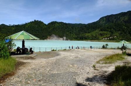 1. Wisata Gunung Papandayan , 2. Wisata Gunung Cikuray , 3. Wisata Gunung Guntur , 4. Tempat Wisata Situ Bagendit di Garut , 5. Wisata Situ dan Candi Cangkuang , 6. Wisata Pemandian Air Panas Cipanas, 7. Wisata Pemandian Air Panas Darajat , 8. Wisata Kawah Putih Talaga Bodas , 9. Wisata Arung Jeram Sungai Cimanuk , 10. Wisata Tebing Alam Batu Tumpang , 11. Wisata Pantai Santolo , 12. Wisata Pantai Sayang Heulang , 13. Wisata Pantai Rancabuaya , 14. Tempat Wisata Taman Satwa Cikembulan di Garut , 15. Wisata Curug Citiis , 16. Wisata Curug Orok , 17. Pantai Puncak Guha di Garut, 18. Wisata Pantai Cijeruk Indah, 19. Wisata Pantai Karang Paranje, 20. Kampung Sampireun, 21. Sabda Alam Cipanas, 22. Kawah Darajat Garut, 23. Curug Cimandi Racun, 24. Curug Sang Hyang Taraje, 25.  Kebun Mawar Situhapa Garut, 26. Kawah Kamojang, 27. Pantai Cicalobak, 28. Pantai Taman Manalusu, 29. Perkebunan Teh Dayeuh Manggung, 30. Kolam Air Panas Cikarees, 31. Bukit Pilar Angin, 32. Leuweung Oko D’Great, 33. Leuwi Tonjong, 34. Bukit Palahlar, 35. Bukit Nangklak, 36. Pusat Konservasi Elang Kamojang, 37. Curug Cikawung, 38. Curug Cibadak, 39. Batu Patapaan, 40. Gunung Piramida Sadahurip, 41. Curug Nyogong, 42. Leuwi Korsi, 43. Leuwi Jurig, 44. Leuwi Jubleg, 45. Bukit Teletubbies Pasir Pogor, 46. Karacak Valley, 47. Cilopang Adventure Camp, 48. Papandayan Leisure Park, 49. River Tubing Cikaengan, 50. Curug Batu Nyusun, 51. Curug Ciarjuna, 52. Hutan Mati Gunung Papandayan