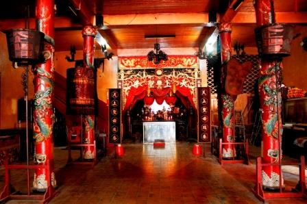 Wisata Kelenteng Hong Tiek Hian, 1. Wisata Monumen Pahlawan, 2. Wisata patung Buddha dengan Empat Wajah , 3. Wisata Jembatan Merah , 4. Wisata Monumen Kapal Selam di Surabaya, 5. Taman Harmoni Keputih, 6. Wisata Museum WR. Soepratman , 7. Wisata Kelenteng Hong Tiek Hian, 8. Wisata Jembatan Suramadu, 9. Wisata Rumah Batik, 10. Wisata Monumen Bambu Runcing , 11. Wisata Ciputra Waterpark (Tutup), 12. Wisata Kebun Binatang Surabaya , 13. Wisata Hutan Mangrove Wonorejo, 14. Wisata Pantai Kenjeran, 15. Wisata Pasar Bunga Bratang , 16. Wisata Masjid Nasional Al-Akbar di Surabaya, 17. Wisata Gereja Perawan Maria Tak Berdosa , 18. Wisata Taman Bungkul , 19. Wisata Taman Apsari , 20. Taman Dr. Soetomo (Taman Korea) , 21. Wisata Taman Mayangkara di Surabaya, 22. Wisata Taman Pelangi , 23. Wisata Taman Mundu , 24. Taman Buah Undaan di Surabaya, 25. Wisata Taman Prestasi di Surabaya, 26. Wisata House of Sampoerna , 27. Surabaya North Quay, 28. Taman Gantung Surabaya, 29. Monumen Suroboyo – Suroboyo Park, 30. Jembatan Biru Kenjeran Surabaya, 31. Food Junction Grand Pakuwon, 32. Skate & BMX Surabaya, 33. Waterpark Kenjeran – Ria Beach Kenjeran, 34. Arca Joko Dolog Surabaya, 35. Monumen Patung Gubernur Suryo, 36. Masjid Ampel Surabaya, 37. Perpustakaan Bank Indonesia, 38. Kebun Bibit Wonorejo, 39. Museum Kesehatan Dr. Adhyatma, 40. Jalan Kembang Jepun, 41. THR (Taman Hiburan Rakyat), 42. Masjid Muhammad Cheng Hoo, 43. Kebun Bibit Ngagel Jaya (Kebun Bibit Wonorejo 2), 44. Museum Surabaya (Gedung Siola), 45. Monumen Jalesveva Jayamahe, 45. Taman Kenjeran Surabaya, 46. Jalan Tunjungan Surabaya, 47. Kampung Bulak Surabaya, 48. Gereja Kepanjen, Surabaya, 49. Klenteng Sanggar Agung, 50. Taman Sakura Keputih, 51. Suroboyo Carnival Park (Tutup), 52. G Walk Surabaya, 53. Hutan Bambu Keputih, 54. De Mata Trick Eye Museum (Tutup), 55. Kebun Bibit Surabaya, 56. Taman Pertanian Terpadu Balas Klumprik, 57. Kota Tua Surabaya, 58. Taman Cahaya, 59. Surya Park