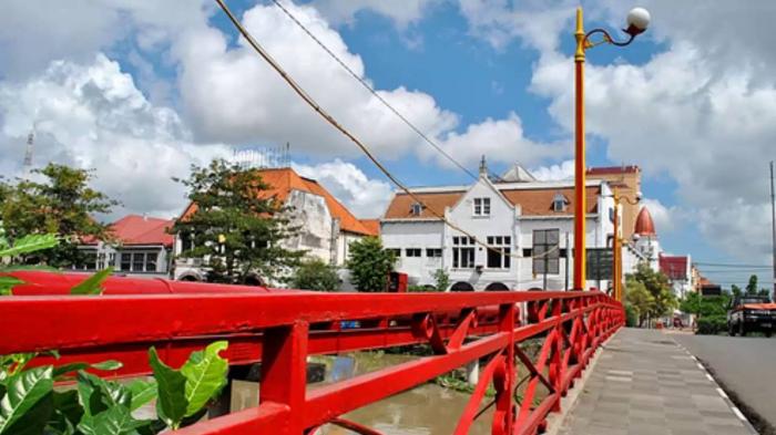 Wisata Jembatan Merah via Sewa Bus Surabaya, 1. Wisata Monumen Pahlawan, 2. Wisata patung Buddha dengan Empat Wajah , 3. Wisata Jembatan Merah , 4. Wisata Monumen Kapal Selam di Surabaya, 5. Taman Harmoni Keputih, 6. Wisata Museum WR. Soepratman , 7. Wisata Kelenteng Hong Tiek Hian, 8. Wisata Jembatan Suramadu, 9. Wisata Rumah Batik, 10. Wisata Monumen Bambu Runcing , 11. Wisata Ciputra Waterpark (Tutup), 12. Wisata Kebun Binatang Surabaya , 13. Wisata Hutan Mangrove Wonorejo, 14. Wisata Pantai Kenjeran, 15. Wisata Pasar Bunga Bratang , 16. Wisata Masjid Nasional Al-Akbar di Surabaya, 17. Wisata Gereja Perawan Maria Tak Berdosa , 18. Wisata Taman Bungkul , 19. Wisata Taman Apsari , 20. Taman Dr. Soetomo (Taman Korea) , 21. Wisata Taman Mayangkara di Surabaya, 22. Wisata Taman Pelangi , 23. Wisata Taman Mundu , 24. Taman Buah Undaan di Surabaya, 25. Wisata Taman Prestasi di Surabaya, 26. Wisata House of Sampoerna , 27. Surabaya North Quay, 28. Taman Gantung Surabaya, 29. Monumen Suroboyo – Suroboyo Park, 30. Jembatan Biru Kenjeran Surabaya, 31. Food Junction Grand Pakuwon, 32. Skate & BMX Surabaya, 33. Waterpark Kenjeran – Ria Beach Kenjeran, 34. Arca Joko Dolog Surabaya, 35. Monumen Patung Gubernur Suryo, 36. Masjid Ampel Surabaya, 37. Perpustakaan Bank Indonesia, 38. Kebun Bibit Wonorejo, 39. Museum Kesehatan Dr. Adhyatma, 40. Jalan Kembang Jepun, 41. THR (Taman Hiburan Rakyat), 42. Masjid Muhammad Cheng Hoo, 43. Kebun Bibit Ngagel Jaya (Kebun Bibit Wonorejo 2), 44. Museum Surabaya (Gedung Siola), 45. Monumen Jalesveva Jayamahe, 45. Taman Kenjeran Surabaya, 46. Jalan Tunjungan Surabaya, 47. Kampung Bulak Surabaya, 48. Gereja Kepanjen, Surabaya, 49. Klenteng Sanggar Agung, 50. Taman Sakura Keputih, 51. Suroboyo Carnival Park (Tutup), 52. G Walk Surabaya, 53. Hutan Bambu Keputih, 54. De Mata Trick Eye Museum (Tutup), 55. Kebun Bibit Surabaya, 56. Taman Pertanian Terpadu Balas Klumprik, 57. Kota Tua Surabaya, 58. Taman Cahaya, 59. Surya Park