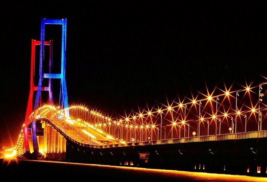 Wisata Jembatan Suramadu, 1. Alun – Alun Surabaya, 2. G-Walk, 4. Patung Sura dan Baya, 5. Pasar Malam Kodam Brawijaya, 6. Taman Pelangi, 7. Jembatan Suramadu, 8. Surabaya North Quay, 9. Food Festival Pakuwon City, 10. Patung Suro Boyo Skate &amp; BMX Park, 11. Taman Apsari, 12. Taman Bungkul, 13. Monumen Bambu Runcing, 14. Taman Prestasi Surabaya, 15. House of Sampoerna (Tutup Sementara), 16. Danau Angsa Pakuwon City, 17. Taman Kunang Kunang, 18. Kota Tua Surabaya, 19. Taman Mundu – Taman 10 Nopember, 20. Wisata Perahu Kalimas, 21. Taman Mayangkara, 22. Taman Surya, 23. Kya Kya Surabaya, 24. Taman Persahabatan Korea, 25. Taman Hiburan Rakyat, 26. Taman AIS Nasution Surabaya, 27. Suroboyo Carnival Park (Tutup), 28. Taman Sejarah, 29. Pagoda Tian Ti, 30. Taman Lanjut Usia