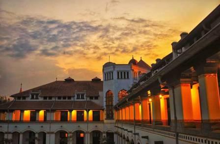 Wisata Lawang Sewu di Semarang, 1. Klenteng Gedung Batu Sam Po Kong, 2. Wisata Sejarah Lawang Sewu Semarang, 3. Megahnya Bangunan Masjid Agung Semarang, 4. Wisata Keluarga Wonderia Semarang (Tutup), 5. Pagoda Buddhagaya Watugong Semarang, 6. Pantai Tirang yang Masih Alami, 7. Kampung Wisata Taman Lele Semarang