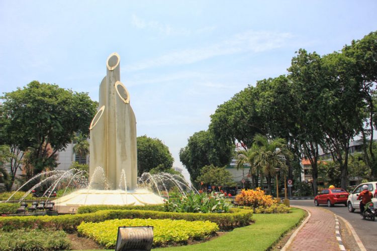 Wisata Monumen Bambu Runcing via Sewa Bus Surabaya, 1. Wisata Monumen Pahlawan, 2. Wisata patung Buddha dengan Empat Wajah , 3. Wisata Jembatan Merah , 4. Wisata Monumen Kapal Selam di Surabaya, 5. Taman Harmoni Keputih, 6. Wisata Museum WR. Soepratman , 7. Wisata Kelenteng Hong Tiek Hian, 8. Wisata Jembatan Suramadu, 9. Wisata Rumah Batik, 10. Wisata Monumen Bambu Runcing , 11. Wisata Ciputra Waterpark (Tutup), 12. Wisata Kebun Binatang Surabaya , 13. Wisata Hutan Mangrove Wonorejo, 14. Wisata Pantai Kenjeran, 15. Wisata Pasar Bunga Bratang , 16. Wisata Masjid Nasional Al-Akbar di Surabaya, 17. Wisata Gereja Perawan Maria Tak Berdosa , 18. Wisata Taman Bungkul , 19. Wisata Taman Apsari , 20. Taman Dr. Soetomo (Taman Korea) , 21. Wisata Taman Mayangkara di Surabaya, 22. Wisata Taman Pelangi , 23. Wisata Taman Mundu , 24. Taman Buah Undaan di Surabaya, 25. Wisata Taman Prestasi di Surabaya, 26. Wisata House of Sampoerna , 27. Surabaya North Quay, 28. Taman Gantung Surabaya, 29. Monumen Suroboyo – Suroboyo Park, 30. Jembatan Biru Kenjeran Surabaya, 31. Food Junction Grand Pakuwon, 32. Skate & BMX Surabaya, 33. Waterpark Kenjeran – Ria Beach Kenjeran, 34. Arca Joko Dolog Surabaya, 35. Monumen Patung Gubernur Suryo, 36. Masjid Ampel Surabaya, 37. Perpustakaan Bank Indonesia, 38. Kebun Bibit Wonorejo, 39. Museum Kesehatan Dr. Adhyatma, 40. Jalan Kembang Jepun, 41. THR (Taman Hiburan Rakyat), 42. Masjid Muhammad Cheng Hoo, 43. Kebun Bibit Ngagel Jaya (Kebun Bibit Wonorejo 2), 44. Museum Surabaya (Gedung Siola), 45. Monumen Jalesveva Jayamahe, 45. Taman Kenjeran Surabaya, 46. Jalan Tunjungan Surabaya, 47. Kampung Bulak Surabaya, 48. Gereja Kepanjen, Surabaya, 49. Klenteng Sanggar Agung, 50. Taman Sakura Keputih, 51. Suroboyo Carnival Park (Tutup), 52. G Walk Surabaya, 53. Hutan Bambu Keputih, 54. De Mata Trick Eye Museum (Tutup), 55. Kebun Bibit Surabaya, 56. Taman Pertanian Terpadu Balas Klumprik, 57. Kota Tua Surabaya, 58. Taman Cahaya, 59. Surya Park