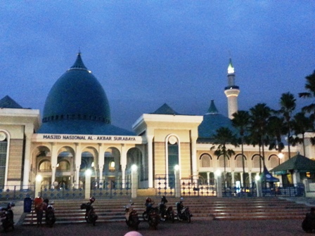 Wisata Masjid Nasional Al-Akbar di Surabaya, 1. Wisata Monumen Pahlawan, 2. Wisata patung Buddha dengan Empat Wajah , 3. Wisata Jembatan Merah , 4. Wisata Monumen Kapal Selam di Surabaya, 5. Taman Harmoni Keputih, 6. Wisata Museum WR. Soepratman , 7. Wisata Kelenteng Hong Tiek Hian, 8. Wisata Jembatan Suramadu, 9. Wisata Rumah Batik, 10. Wisata Monumen Bambu Runcing , 11. Wisata Ciputra Waterpark (Tutup), 12. Wisata Kebun Binatang Surabaya , 13. Wisata Hutan Mangrove Wonorejo, 14. Wisata Pantai Kenjeran, 15. Wisata Pasar Bunga Bratang , 16. Wisata Masjid Nasional Al-Akbar di Surabaya, 17. Wisata Gereja Perawan Maria Tak Berdosa , 18. Wisata Taman Bungkul , 19. Wisata Taman Apsari , 20. Taman Dr. Soetomo (Taman Korea) , 21. Wisata Taman Mayangkara di Surabaya, 22. Wisata Taman Pelangi , 23. Wisata Taman Mundu , 24. Taman Buah Undaan di Surabaya, 25. Wisata Taman Prestasi di Surabaya, 26. Wisata House of Sampoerna , 27. Surabaya North Quay, 28. Taman Gantung Surabaya, 29. Monumen Suroboyo – Suroboyo Park, 30. Jembatan Biru Kenjeran Surabaya, 31. Food Junction Grand Pakuwon, 32. Skate & BMX Surabaya, 33. Waterpark Kenjeran – Ria Beach Kenjeran, 34. Arca Joko Dolog Surabaya, 35. Monumen Patung Gubernur Suryo, 36. Masjid Ampel Surabaya, 37. Perpustakaan Bank Indonesia, 38. Kebun Bibit Wonorejo, 39. Museum Kesehatan Dr. Adhyatma, 40. Jalan Kembang Jepun, 41. THR (Taman Hiburan Rakyat), 42. Masjid Muhammad Cheng Hoo, 43. Kebun Bibit Ngagel Jaya (Kebun Bibit Wonorejo 2), 44. Museum Surabaya (Gedung Siola), 45. Monumen Jalesveva Jayamahe, 45. Taman Kenjeran Surabaya, 46. Jalan Tunjungan Surabaya, 47. Kampung Bulak Surabaya, 48. Gereja Kepanjen, Surabaya, 49. Klenteng Sanggar Agung, 50. Taman Sakura Keputih, 51. Suroboyo Carnival Park (Tutup), 52. G Walk Surabaya, 53. Hutan Bambu Keputih, 54. De Mata Trick Eye Museum (Tutup), 55. Kebun Bibit Surabaya, 56. Taman Pertanian Terpadu Balas Klumprik, 57. Kota Tua Surabaya, 58. Taman Cahaya, 59. Surya Park