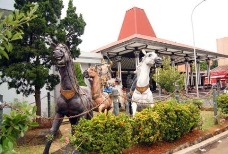 1. Wisata Pantai Maron, 2. Wisata Lawang Sewu di Semarang, 3. Kampoeng Wisata Taman Lele di Semarang, 4. Wisata Pantai Marina, 5. Wisata Pantai Tirang di Semarang, 6. Berwisata di Masjid Agung Jawa Tengah (MAJT), 7. Wisata Air Terjun Kali Pancur di Semarang, 8. Wisata Pagoda Buddhagaya Watugong di Semarang, 9. Taman Rekreasi Wonderia di Semarang, 10. Wisata Curug Benowo di Semarang, 11. Wisata Goa Kreo Semarang, 12. Wisata Sam Poo Kong, 13. Wisata Museum Ronggowarsito, 14. Berwisata ke Kota Lama Semarang, 15. Berwisata ke Komplek Pecinan Semarang, 16. Jalan Pahlawan Semarang, 17. Pasar Rakyat Simpang Lima, 18. Wisata Hutan Tinjomoyo di Semarang, 19. Wisata Kebun Binatang Mangkang di Semarang, 20. Wisata Tugu Muda, 21. Wisata Museum Mandala Bakti di Semarang, 22. Wisata Bukit Gombel di Semarang, 23. Wisata Water Blaster Bukit Candi Golf di Semarang, 24. Wisata Stasiun Tawang di Semarang, 25. Wisata ke Masjid Menara (Layur) di Semarang, 26. Wisata ke BSB (Bukit Semarang Baru), 27. Maerokoco Semarang, 28. Wisata Taman KB (wisata kuliner) di Semarang, 29. Wisata Brown Canyon, 29. Jalan Pandanaran (pusat jajanan semarang), 30. Wisata Keluarga New Bandungan Indah Waterpark, 31. Museum Muri di Semarang, 33. Candi Gedong Songo + Pemandian Air Panas, 34. Kebun Teh Medini di Semarang , 35. Air terjun + Pemandian Air Panas Gonoharjo, 36. Curug Lawe di Semarang, 37. Kebun Karet BSB di Semarang, 38. Wisata Gelora Jati Diri di Semarang, 39. Kebun Buah Boja, 40. Tempat Wisata Taman Unyil Ungaran, 41. Pemancingan Baron, 42. Umbul Sidomukti, 43. Lembah Kalipancur, 44. Waduk Diponegoro, 45. Saloka Theme Park, 46. Masjid Kapal Semarang, 47. Taman Bunga Bandungan, 48. Flower Farm Setiya Aji, 49. Kebun Durian Semarang, 50. Watu Gunung Ungaran, 51. Air Terjun Semirang, 52. Pura Agung Giri Natha, 53. Semarang Gallery, 54. Kampung Batik, 55. Kampung Tematik Jawi, 56. Kampoeng Kopi Banaran, 58. Taman Djamoe Indonesia, 59. Old City 3D Trick Art Museum, 60. Goa Rong View, 61. Jembatan Biru Ambarawa, 62. La Kana Chapel, 63. Gereja Blenduk, 64. Museum Satria, 65. Semarang Fair (PRPP), 66. Hutan Penggaron, 67. Hutan Mangrove, 68. Pasar Johar disaat Dugderan, 69. Wisata Kuliner Lumpia Semarang, 70. Pondok Kopi Sidomukti Ungaran, 71. Wisata Susan SPA Bandungan, 72. Jembatan Harapan, 73. Hutan Pinus, 74. Kamu Pecinta Sambal? Cobain ke Waroeng Kaligarong!