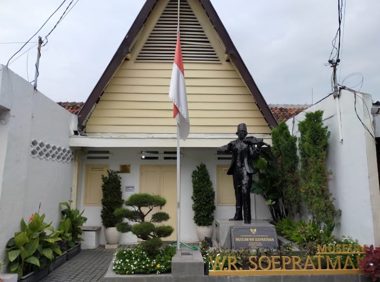 Wisata Museum WR. Soepratman via Beritaplus, 1. Wisata Monumen Pahlawan, 2. Wisata patung Buddha dengan Empat Wajah , 3. Wisata Jembatan Merah , 4. Wisata Monumen Kapal Selam di Surabaya, 5. Taman Harmoni Keputih, 6. Wisata Museum WR. Soepratman , 7. Wisata Kelenteng Hong Tiek Hian, 8. Wisata Jembatan Suramadu, 9. Wisata Rumah Batik, 10. Wisata Monumen Bambu Runcing , 11. Wisata Ciputra Waterpark (Tutup), 12. Wisata Kebun Binatang Surabaya , 13. Wisata Hutan Mangrove Wonorejo, 14. Wisata Pantai Kenjeran, 15. Wisata Pasar Bunga Bratang , 16. Wisata Masjid Nasional Al-Akbar di Surabaya, 17. Wisata Gereja Perawan Maria Tak Berdosa , 18. Wisata Taman Bungkul , 19. Wisata Taman Apsari , 20. Taman Dr. Soetomo (Taman Korea) , 21. Wisata Taman Mayangkara di Surabaya, 22. Wisata Taman Pelangi , 23. Wisata Taman Mundu , 24. Taman Buah Undaan di Surabaya, 25. Wisata Taman Prestasi di Surabaya, 26. Wisata House of Sampoerna , 27. Surabaya North Quay, 28. Taman Gantung Surabaya, 29. Monumen Suroboyo – Suroboyo Park, 30. Jembatan Biru Kenjeran Surabaya, 31. Food Junction Grand Pakuwon, 32. Skate & BMX Surabaya, 33. Waterpark Kenjeran – Ria Beach Kenjeran, 34. Arca Joko Dolog Surabaya, 35. Monumen Patung Gubernur Suryo, 36. Masjid Ampel Surabaya, 37. Perpustakaan Bank Indonesia, 38. Kebun Bibit Wonorejo, 39. Museum Kesehatan Dr. Adhyatma, 40. Jalan Kembang Jepun, 41. THR (Taman Hiburan Rakyat), 42. Masjid Muhammad Cheng Hoo, 43. Kebun Bibit Ngagel Jaya (Kebun Bibit Wonorejo 2), 44. Museum Surabaya (Gedung Siola), 45. Monumen Jalesveva Jayamahe, 45. Taman Kenjeran Surabaya, 46. Jalan Tunjungan Surabaya, 47. Kampung Bulak Surabaya, 48. Gereja Kepanjen, Surabaya, 49. Klenteng Sanggar Agung, 50. Taman Sakura Keputih, 51. Suroboyo Carnival Park (Tutup), 52. G Walk Surabaya, 53. Hutan Bambu Keputih, 54. De Mata Trick Eye Museum (Tutup), 55. Kebun Bibit Surabaya, 56. Taman Pertanian Terpadu Balas Klumprik, 57. Kota Tua Surabaya, 58. Taman Cahaya, 59. Surya Park