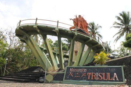 Wisata Sejarah Monumen Trisula, 1. Kampung Coklat, 2. Taman Kebon Rojo, 3. Pantai Tambakrejo, 4. Pantai Pangi, 5. Perkebunan Teh Sirah Kencong, 6. Pantai Serang, 7. Blitar Park, 8. Petilasan Rambut Monte, 9. Candi Penataran, 10. Pantai Peh Pulo, 11. Goa Embultuk, 12. Candi Gambar Wetan, 13. Situs Arca Warak, 14. Candi Kotes, 15. Candi Sawentar, 16. Makam Bung Karno, 17. Istana Gebang, 18. Water Park Sumberudel, 19. Desa Wisata Semen, 20. Wisata Sejarah Monumen Trisula, 21. Penangkaran Rusa Maliran, 22. Agrowisata Karangsari Blitar, 23. Gunung Butak, 24. Pantai Gondo Mayit, 25. Air Terjun Coban Wilis, 26. Air Terjun Sirah Kencong, 27. Air Terjun Grenjeng, 28. Air Terjun Jurug Bening , 29. Objek Wisata Alam Pacuh, 30. Pantai Umbul Waru, 31. Curug dan Kedung Badrun, 32. Air Terjun Lawean, 33. Pantai Jolosutro, 34. Arung Jeram Soko Adventure Blitar, 35. Goa Maria Sendang Rejo, 36. Gardu Pandang Perkebunan Gambar, 37. Omah Djadoel, 38. Gunung Kelud, 39. Air Terjun Kedung Entong, 40.  Air Terjun Tirto Galuh, 41. Taman Jurug Goa Luweng Prodo, 42. Bukit Teletubies Blitar, 43. Hutan Pinus Gogoniti, 44. Kampung Afrika Blitar, 45. Gunung Butak, 46. Pantai Pasur, 47. Pantai Serit, 48. Monumen PETA, 49. Wisata Alam Paco, 50. Bendungan Serut, 51. Arca Gamprang, 52. Candi Simping, 53. Jurug Moncar, 54. Candi Mleri, 55. Candi Kalicilik, 56. Alun-alun Blitar, 57. Blitar Green Park, 58. Taman Pecut, 59. Fish Garden Blitar, 60. Kaloka Lodoyo, 61. Pemandian Sumur Amber Kandangan, 62. Bendungan Wlingi Raya, 63. Taman Idaman Hati Wlingi Blitar, 64. Villa Puncak Pesanggrahan Tambakrejo