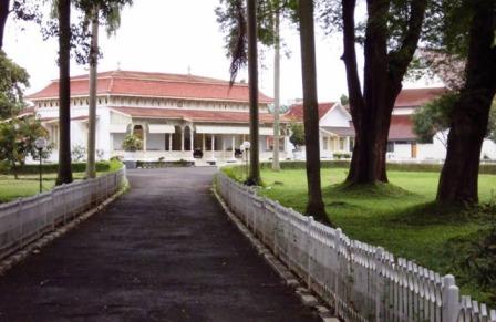 Gedung Negara dan Gedung Karesidenan Purwakarta, 1. Air Terjun Curug Cipurut, 2. Situ Wanayasa Purwakarta, 3. Waduk Jatiluhur, 4. Wisata Taman Air Mancur Sribaduga Situ Buleud, 5. Obyek Wisata keluarga Waduk Cirata, 6. Jatiluhur Water World, 7. Wisata Alam Sumber Air panas Ciracas, 8. Wisata Giri Tirta Kahuripan, 9. Sentra Pembuatan Keramik Plered, 10. Wisata Desa Sajuta Batu, 11. Wisata KulinerSate Maranggi, 12. Gedung Negara dan Gedung Karesidenan, 13. Obyek Wisata Goa Jepang, 14. Goa Belanda, 15. Kampung Panenjoan, 16. Skylodge Padjadjaran Anyar, 17. Taman Batu Cijanun, 18. Saung Manglid, 19. Sungai Cidomas, 20. Cikao Waterpark, 21. Urban Farming, 22. Gunung Lembu, 23. Kampung Sadang, 24. Bukit Katumbiri, 25. Pasir Langlang Panyawangan, 26. Museum Galeri Wayang, 27. Bale Panyawangan Diorama Nusantara & Bale Panyawangan Diorama Purwakarta, 28. Green Valley Waterpark, 29. Kuburan Kereta Api Stasiun Purwakarta, 30. Gunung Bongkok, 31. Gunung Parang, 32. Kampung Wisata Tajur, 33. Curug Tilu, 34. Kuya Maranggi Waterpark, 35. Hidden Valley Hills, 36. Tebing Boyer, 37. Tanjakan Cinta, 38. Parang Gombong, 39. Wanakula Camp, 40. Bale Indung Rahayu, 41. Curug Suhada, 42. Curug Cisomang, 43. The Colorville at Alam Sari Wates