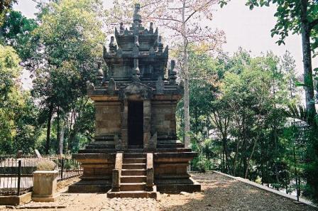 1. Wisata Gunung Papandayan , 2. Wisata Gunung Cikuray , 3. Wisata Gunung Guntur , 4. Tempat Wisata Situ Bagendit di Garut , 5. Wisata Situ dan Candi Cangkuang , 6. Wisata Pemandian Air Panas Cipanas, 7. Wisata Pemandian Air Panas Darajat , 8. Wisata Kawah Putih Talaga Bodas , 9. Wisata Arung Jeram Sungai Cimanuk , 10. Wisata Tebing Alam Batu Tumpang , 11. Wisata Pantai Santolo , 12. Wisata Pantai Sayang Heulang , 13. Wisata Pantai Rancabuaya , 14. Tempat Wisata Taman Satwa Cikembulan di Garut , 15. Wisata Curug Citiis , 16. Wisata Curug Orok , 17. Pantai Puncak Guha di Garut, 18. Wisata Pantai Cijeruk Indah, 19. Wisata Pantai Karang Paranje, 20. Kampung Sampireun, 21. Sabda Alam Cipanas, 22. Kawah Darajat Garut, 23. Curug Cimandi Racun, 24. Curug Sang Hyang Taraje, 25.  Kebun Mawar Situhapa Garut, 26. Kawah Kamojang, 27. Pantai Cicalobak, 28. Pantai Taman Manalusu, 29. Perkebunan Teh Dayeuh Manggung, 30. Kolam Air Panas Cikarees, 31. Bukit Pilar Angin, 32. Leuweung Oko D’Great, 33. Leuwi Tonjong, 34. Bukit Palahlar, 35. Bukit Nangklak, 36. Pusat Konservasi Elang Kamojang, 37. Curug Cikawung, 38. Curug Cibadak, 39. Batu Patapaan, 40. Gunung Piramida Sadahurip, 41. Curug Nyogong, 42. Leuwi Korsi, 43. Leuwi Jurig, 44. Leuwi Jubleg, 45. Bukit Teletubbies Pasir Pogor, 46. Karacak Valley, 47. Cilopang Adventure Camp, 48. Papandayan Leisure Park, 49. River Tubing Cikaengan, 50. Curug Batu Nyusun, 51. Curug Ciarjuna, 52. Hutan Mati Gunung Papandayan