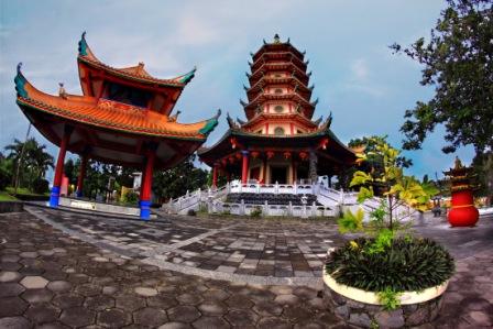 Pagoda Buddhagaya Watugong , 1. Klenteng Gedung Batu Sam Po Kong, 2. Wisata Sejarah Lawang Sewu Semarang, 3. Megahnya Bangunan Masjid Agung Semarang, 4. Wisata Keluarga Wonderia Semarang (Tutup), 5. Pagoda Buddhagaya Watugong Semarang, 6. Pantai Tirang yang Masih Alami, 7. Kampung Wisata Taman Lele Semarang