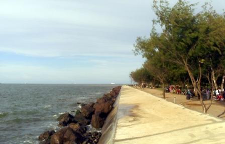 1. Masjid Agung Demak, 2. Museum Masjid Agung Demak, 3. Makam Sunan Kalijaga, 4. Makam Raja Demak, 5. Pantai Morosari, 6. Hutan Mangrove Morosari, 7. Pantai Tirangan, 8. Pantai Marina, 9. Sentra Kerajinan Batik, 10. Sentra Kerajinan Kaligrafi, 11. Brown Canyon, 12. Kolam Renang Polaris Demak, 13. Agrowisata Belimbing dan Jambu Merah Delima, 14. Sentra Kerajinan Rebana, 15. Kelenteng Hok Tek Bio, 16. Pantai Glagah Wangi Istambul, 17. Waterboom Niagara, 18. Wisata Mangrove Morodemak, 19. Taman Ria Demak, 20. Tradisi Grebek Pasar Khas Demak, 22. Pantai Surodadi, 23. Ekowisata Reduksi Kedungmutih, 24. Desa Wisata Banyumeneng, 25. Alun-alun Simpang Enam Demak, 26. Taman Love