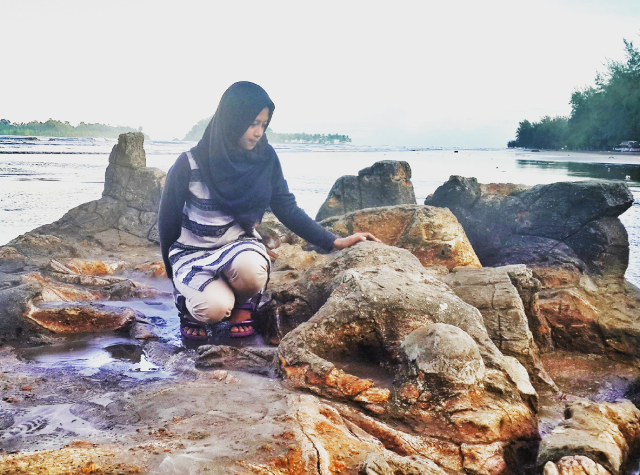 Wisata Pantai Air Manis Batu Malin Kundang di Padang via minangtourim