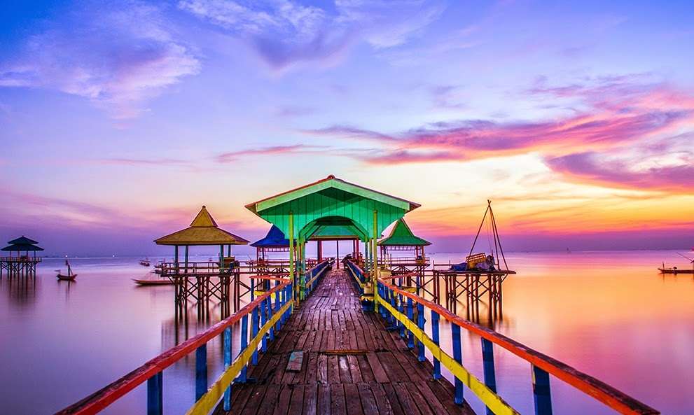 Wisata Pantai Kenjeran, 1. Wisata Monumen Pahlawan, 2. Wisata patung Buddha dengan Empat Wajah , 3. Wisata Jembatan Merah , 4. Wisata Monumen Kapal Selam di Surabaya, 5. Taman Harmoni Keputih, 6. Wisata Museum WR. Soepratman , 7. Wisata Kelenteng Hong Tiek Hian, 8. Wisata Jembatan Suramadu, 9. Wisata Rumah Batik, 10. Wisata Monumen Bambu Runcing , 11. Wisata Ciputra Waterpark (Tutup), 12. Wisata Kebun Binatang Surabaya , 13. Wisata Hutan Mangrove Wonorejo, 14. Wisata Pantai Kenjeran, 15. Wisata Pasar Bunga Bratang , 16. Wisata Masjid Nasional Al-Akbar di Surabaya, 17. Wisata Gereja Perawan Maria Tak Berdosa , 18. Wisata Taman Bungkul , 19. Wisata Taman Apsari , 20. Taman Dr. Soetomo (Taman Korea) , 21. Wisata Taman Mayangkara di Surabaya, 22. Wisata Taman Pelangi , 23. Wisata Taman Mundu , 24. Taman Buah Undaan di Surabaya, 25. Wisata Taman Prestasi di Surabaya, 26. Wisata House of Sampoerna , 27. Surabaya North Quay, 28. Taman Gantung Surabaya, 29. Monumen Suroboyo – Suroboyo Park, 30. Jembatan Biru Kenjeran Surabaya, 31. Food Junction Grand Pakuwon, 32. Skate & BMX Surabaya, 33. Waterpark Kenjeran – Ria Beach Kenjeran, 34. Arca Joko Dolog Surabaya, 35. Monumen Patung Gubernur Suryo, 36. Masjid Ampel Surabaya, 37. Perpustakaan Bank Indonesia, 38. Kebun Bibit Wonorejo, 39. Museum Kesehatan Dr. Adhyatma, 40. Jalan Kembang Jepun, 41. THR (Taman Hiburan Rakyat), 42. Masjid Muhammad Cheng Hoo, 43. Kebun Bibit Ngagel Jaya (Kebun Bibit Wonorejo 2), 44. Museum Surabaya (Gedung Siola), 45. Monumen Jalesveva Jayamahe, 45. Taman Kenjeran Surabaya, 46. Jalan Tunjungan Surabaya, 47. Kampung Bulak Surabaya, 48. Gereja Kepanjen, Surabaya, 49. Klenteng Sanggar Agung, 50. Taman Sakura Keputih, 51. Suroboyo Carnival Park (Tutup), 52. G Walk Surabaya, 53. Hutan Bambu Keputih, 54. De Mata Trick Eye Museum (Tutup), 55. Kebun Bibit Surabaya, 56. Taman Pertanian Terpadu Balas Klumprik, 57. Kota Tua Surabaya, 58. Taman Cahaya, 59. Surya Park