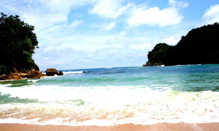 Wisata Pantai Pangi via Wikipedia, 1. Pantai Pangi, 2. Pantai Gondo Mayit, 3. Pantai Peh Pulo, 4. Candi Penataran, 5. Arca Warak, 6. Candi Kotes Blitar, 7. Pantai Jolosutro, 8. Gunung Butak, 9. Air Terjun Grenjeng, 10. Curug Kedung Badrun, 11. Coban Wilis, 12. Curug Njumeg, 13. Bukit Bunda, 14. Gumuk Sapu Angin, 15. Puncak Kejora, 16. Brak Papat Sirah Kencong, 17. Coban Jurug Bening, 18. Bukit Teletubbies, 19. Kampung Coklat Kademangan