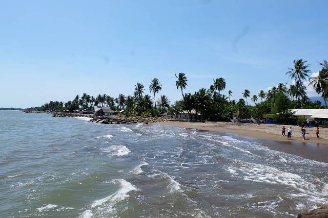 Wisata Pantai Pasir Jambak di Padang