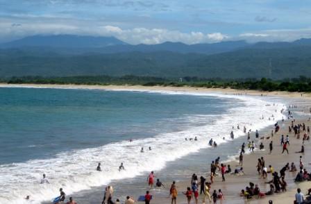 1. Wisata Gunung Papandayan , 2. Wisata Gunung Cikuray , 3. Wisata Gunung Guntur , 4. Tempat Wisata Situ Bagendit di Garut , 5. Wisata Situ dan Candi Cangkuang , 6. Wisata Pemandian Air Panas Cipanas, 7. Wisata Pemandian Air Panas Darajat , 8. Wisata Kawah Putih Talaga Bodas , 9. Wisata Arung Jeram Sungai Cimanuk , 10. Wisata Tebing Alam Batu Tumpang , 11. Wisata Pantai Santolo , 12. Wisata Pantai Sayang Heulang , 13. Wisata Pantai Rancabuaya , 14. Tempat Wisata Taman Satwa Cikembulan di Garut , 15. Wisata Curug Citiis , 16. Wisata Curug Orok , 17. Pantai Puncak Guha di Garut, 18. Wisata Pantai Cijeruk Indah, 19. Wisata Pantai Karang Paranje, 20. Kampung Sampireun, 21. Sabda Alam Cipanas, 22. Kawah Darajat Garut, 23. Curug Cimandi Racun, 24. Curug Sang Hyang Taraje, 25.  Kebun Mawar Situhapa Garut, 26. Kawah Kamojang, 27. Pantai Cicalobak, 28. Pantai Taman Manalusu, 29. Perkebunan Teh Dayeuh Manggung, 30. Kolam Air Panas Cikarees, 31. Bukit Pilar Angin, 32. Leuweung Oko D’Great, 33. Leuwi Tonjong, 34. Bukit Palahlar, 35. Bukit Nangklak, 36. Pusat Konservasi Elang Kamojang, 37. Curug Cikawung, 38. Curug Cibadak, 39. Batu Patapaan, 40. Gunung Piramida Sadahurip, 41. Curug Nyogong, 42. Leuwi Korsi, 43. Leuwi Jurig, 44. Leuwi Jubleg, 45. Bukit Teletubbies Pasir Pogor, 46. Karacak Valley, 47. Cilopang Adventure Camp, 48. Papandayan Leisure Park, 49. River Tubing Cikaengan, 50. Curug Batu Nyusun, 51. Curug Ciarjuna, 52. Hutan Mati Gunung Papandayan