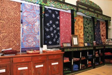 Wisata Rumah Batik, 1. Wisata Monumen Pahlawan, 2. Wisata patung Buddha dengan Empat Wajah , 3. Wisata Jembatan Merah , 4. Wisata Monumen Kapal Selam di Surabaya, 5. Taman Harmoni Keputih, 6. Wisata Museum WR. Soepratman , 7. Wisata Kelenteng Hong Tiek Hian, 8. Wisata Jembatan Suramadu, 9. Wisata Rumah Batik, 10. Wisata Monumen Bambu Runcing , 11. Wisata Ciputra Waterpark (Tutup), 12. Wisata Kebun Binatang Surabaya , 13. Wisata Hutan Mangrove Wonorejo, 14. Wisata Pantai Kenjeran, 15. Wisata Pasar Bunga Bratang , 16. Wisata Masjid Nasional Al-Akbar di Surabaya, 17. Wisata Gereja Perawan Maria Tak Berdosa , 18. Wisata Taman Bungkul , 19. Wisata Taman Apsari , 20. Taman Dr. Soetomo (Taman Korea) , 21. Wisata Taman Mayangkara di Surabaya, 22. Wisata Taman Pelangi , 23. Wisata Taman Mundu , 24. Taman Buah Undaan di Surabaya, 25. Wisata Taman Prestasi di Surabaya, 26. Wisata House of Sampoerna , 27. Surabaya North Quay, 28. Taman Gantung Surabaya, 29. Monumen Suroboyo – Suroboyo Park, 30. Jembatan Biru Kenjeran Surabaya, 31. Food Junction Grand Pakuwon, 32. Skate & BMX Surabaya, 33. Waterpark Kenjeran – Ria Beach Kenjeran, 34. Arca Joko Dolog Surabaya, 35. Monumen Patung Gubernur Suryo, 36. Masjid Ampel Surabaya, 37. Perpustakaan Bank Indonesia, 38. Kebun Bibit Wonorejo, 39. Museum Kesehatan Dr. Adhyatma, 40. Jalan Kembang Jepun, 41. THR (Taman Hiburan Rakyat), 42. Masjid Muhammad Cheng Hoo, 43. Kebun Bibit Ngagel Jaya (Kebun Bibit Wonorejo 2), 44. Museum Surabaya (Gedung Siola), 45. Monumen Jalesveva Jayamahe, 45. Taman Kenjeran Surabaya, 46. Jalan Tunjungan Surabaya, 47. Kampung Bulak Surabaya, 48. Gereja Kepanjen, Surabaya, 49. Klenteng Sanggar Agung, 50. Taman Sakura Keputih, 51. Suroboyo Carnival Park (Tutup), 52. G Walk Surabaya, 53. Hutan Bambu Keputih, 54. De Mata Trick Eye Museum (Tutup), 55. Kebun Bibit Surabaya, 56. Taman Pertanian Terpadu Balas Klumprik, 57. Kota Tua Surabaya, 58. Taman Cahaya, 59. Surya Park