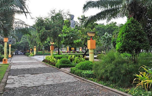 Wisata Taman Apsari , 1. Wisata Monumen Pahlawan, 2. Wisata patung Buddha dengan Empat Wajah , 3. Wisata Jembatan Merah , 4. Wisata Monumen Kapal Selam di Surabaya, 5. Taman Harmoni Keputih, 6. Wisata Museum WR. Soepratman , 7. Wisata Kelenteng Hong Tiek Hian, 8. Wisata Jembatan Suramadu, 9. Wisata Rumah Batik, 10. Wisata Monumen Bambu Runcing , 11. Wisata Ciputra Waterpark (Tutup), 12. Wisata Kebun Binatang Surabaya , 13. Wisata Hutan Mangrove Wonorejo, 14. Wisata Pantai Kenjeran, 15. Wisata Pasar Bunga Bratang , 16. Wisata Masjid Nasional Al-Akbar di Surabaya, 17. Wisata Gereja Perawan Maria Tak Berdosa , 18. Wisata Taman Bungkul , 19. Wisata Taman Apsari , 20. Taman Dr. Soetomo (Taman Korea) , 21. Wisata Taman Mayangkara di Surabaya, 22. Wisata Taman Pelangi , 23. Wisata Taman Mundu , 24. Taman Buah Undaan di Surabaya, 25. Wisata Taman Prestasi di Surabaya, 26. Wisata House of Sampoerna , 27. Surabaya North Quay, 28. Taman Gantung Surabaya, 29. Monumen Suroboyo – Suroboyo Park, 30. Jembatan Biru Kenjeran Surabaya, 31. Food Junction Grand Pakuwon, 32. Skate & BMX Surabaya, 33. Waterpark Kenjeran – Ria Beach Kenjeran, 34. Arca Joko Dolog Surabaya, 35. Monumen Patung Gubernur Suryo, 36. Masjid Ampel Surabaya, 37. Perpustakaan Bank Indonesia, 38. Kebun Bibit Wonorejo, 39. Museum Kesehatan Dr. Adhyatma, 40. Jalan Kembang Jepun, 41. THR (Taman Hiburan Rakyat), 42. Masjid Muhammad Cheng Hoo, 43. Kebun Bibit Ngagel Jaya (Kebun Bibit Wonorejo 2), 44. Museum Surabaya (Gedung Siola), 45. Monumen Jalesveva Jayamahe, 45. Taman Kenjeran Surabaya, 46. Jalan Tunjungan Surabaya, 47. Kampung Bulak Surabaya, 48. Gereja Kepanjen, Surabaya, 49. Klenteng Sanggar Agung, 50. Taman Sakura Keputih, 51. Suroboyo Carnival Park (Tutup), 52. G Walk Surabaya, 53. Hutan Bambu Keputih, 54. De Mata Trick Eye Museum (Tutup), 55. Kebun Bibit Surabaya, 56. Taman Pertanian Terpadu Balas Klumprik, 57. Kota Tua Surabaya, 58. Taman Cahaya, 59. Surya Park