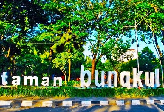 Wisata Taman Bungkul via Tripadvisor, 1. Wisata Monumen Pahlawan, 2. Wisata patung Buddha dengan Empat Wajah , 3. Wisata Jembatan Merah , 4. Wisata Monumen Kapal Selam di Surabaya, 5. Taman Harmoni Keputih, 6. Wisata Museum WR. Soepratman , 7. Wisata Kelenteng Hong Tiek Hian, 8. Wisata Jembatan Suramadu, 9. Wisata Rumah Batik, 10. Wisata Monumen Bambu Runcing , 11. Wisata Ciputra Waterpark (Tutup), 12. Wisata Kebun Binatang Surabaya , 13. Wisata Hutan Mangrove Wonorejo, 14. Wisata Pantai Kenjeran, 15. Wisata Pasar Bunga Bratang , 16. Wisata Masjid Nasional Al-Akbar di Surabaya, 17. Wisata Gereja Perawan Maria Tak Berdosa , 18. Wisata Taman Bungkul , 19. Wisata Taman Apsari , 20. Taman Dr. Soetomo (Taman Korea) , 21. Wisata Taman Mayangkara di Surabaya, 22. Wisata Taman Pelangi , 23. Wisata Taman Mundu , 24. Taman Buah Undaan di Surabaya, 25. Wisata Taman Prestasi di Surabaya, 26. Wisata House of Sampoerna , 27. Surabaya North Quay, 28. Taman Gantung Surabaya, 29. Monumen Suroboyo – Suroboyo Park, 30. Jembatan Biru Kenjeran Surabaya, 31. Food Junction Grand Pakuwon, 32. Skate & BMX Surabaya, 33. Waterpark Kenjeran – Ria Beach Kenjeran, 34. Arca Joko Dolog Surabaya, 35. Monumen Patung Gubernur Suryo, 36. Masjid Ampel Surabaya, 37. Perpustakaan Bank Indonesia, 38. Kebun Bibit Wonorejo, 39. Museum Kesehatan Dr. Adhyatma, 40. Jalan Kembang Jepun, 41. THR (Taman Hiburan Rakyat), 42. Masjid Muhammad Cheng Hoo, 43. Kebun Bibit Ngagel Jaya (Kebun Bibit Wonorejo 2), 44. Museum Surabaya (Gedung Siola), 45. Monumen Jalesveva Jayamahe, 45. Taman Kenjeran Surabaya, 46. Jalan Tunjungan Surabaya, 47. Kampung Bulak Surabaya, 48. Gereja Kepanjen, Surabaya, 49. Klenteng Sanggar Agung, 50. Taman Sakura Keputih, 51. Suroboyo Carnival Park (Tutup), 52. G Walk Surabaya, 53. Hutan Bambu Keputih, 54. De Mata Trick Eye Museum (Tutup), 55. Kebun Bibit Surabaya, 56. Taman Pertanian Terpadu Balas Klumprik, 57. Kota Tua Surabaya, 58. Taman Cahaya, 59. Surya Park