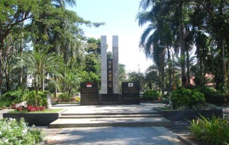 Taman Korea, 1. Wisata Monumen Pahlawan, 2. Wisata patung Buddha dengan Empat Wajah , 3. Wisata Jembatan Merah , 4. Wisata Monumen Kapal Selam di Surabaya, 5. Taman Harmoni Keputih, 6. Wisata Museum WR. Soepratman , 7. Wisata Kelenteng Hong Tiek Hian, 8. Wisata Jembatan Suramadu, 9. Wisata Rumah Batik, 10. Wisata Monumen Bambu Runcing , 11. Wisata Ciputra Waterpark (Tutup), 12. Wisata Kebun Binatang Surabaya , 13. Wisata Hutan Mangrove Wonorejo, 14. Wisata Pantai Kenjeran, 15. Wisata Pasar Bunga Bratang , 16. Wisata Masjid Nasional Al-Akbar di Surabaya, 17. Wisata Gereja Perawan Maria Tak Berdosa , 18. Wisata Taman Bungkul , 19. Wisata Taman Apsari , 20. Taman Dr. Soetomo (Taman Korea) , 21. Wisata Taman Mayangkara di Surabaya, 22. Wisata Taman Pelangi , 23. Wisata Taman Mundu , 24. Taman Buah Undaan di Surabaya, 25. Wisata Taman Prestasi di Surabaya, 26. Wisata House of Sampoerna , 27. Surabaya North Quay, 28. Taman Gantung Surabaya, 29. Monumen Suroboyo – Suroboyo Park, 30. Jembatan Biru Kenjeran Surabaya, 31. Food Junction Grand Pakuwon, 32. Skate & BMX Surabaya, 33. Waterpark Kenjeran – Ria Beach Kenjeran, 34. Arca Joko Dolog Surabaya, 35. Monumen Patung Gubernur Suryo, 36. Masjid Ampel Surabaya, 37. Perpustakaan Bank Indonesia, 38. Kebun Bibit Wonorejo, 39. Museum Kesehatan Dr. Adhyatma, 40. Jalan Kembang Jepun, 41. THR (Taman Hiburan Rakyat), 42. Masjid Muhammad Cheng Hoo, 43. Kebun Bibit Ngagel Jaya (Kebun Bibit Wonorejo 2), 44. Museum Surabaya (Gedung Siola), 45. Monumen Jalesveva Jayamahe, 45. Taman Kenjeran Surabaya, 46. Jalan Tunjungan Surabaya, 47. Kampung Bulak Surabaya, 48. Gereja Kepanjen, Surabaya, 49. Klenteng Sanggar Agung, 50. Taman Sakura Keputih, 51. Suroboyo Carnival Park (Tutup), 52. G Walk Surabaya, 53. Hutan Bambu Keputih, 54. De Mata Trick Eye Museum (Tutup), 55. Kebun Bibit Surabaya, 56. Taman Pertanian Terpadu Balas Klumprik, 57. Kota Tua Surabaya, 58. Taman Cahaya, 59. Surya Park